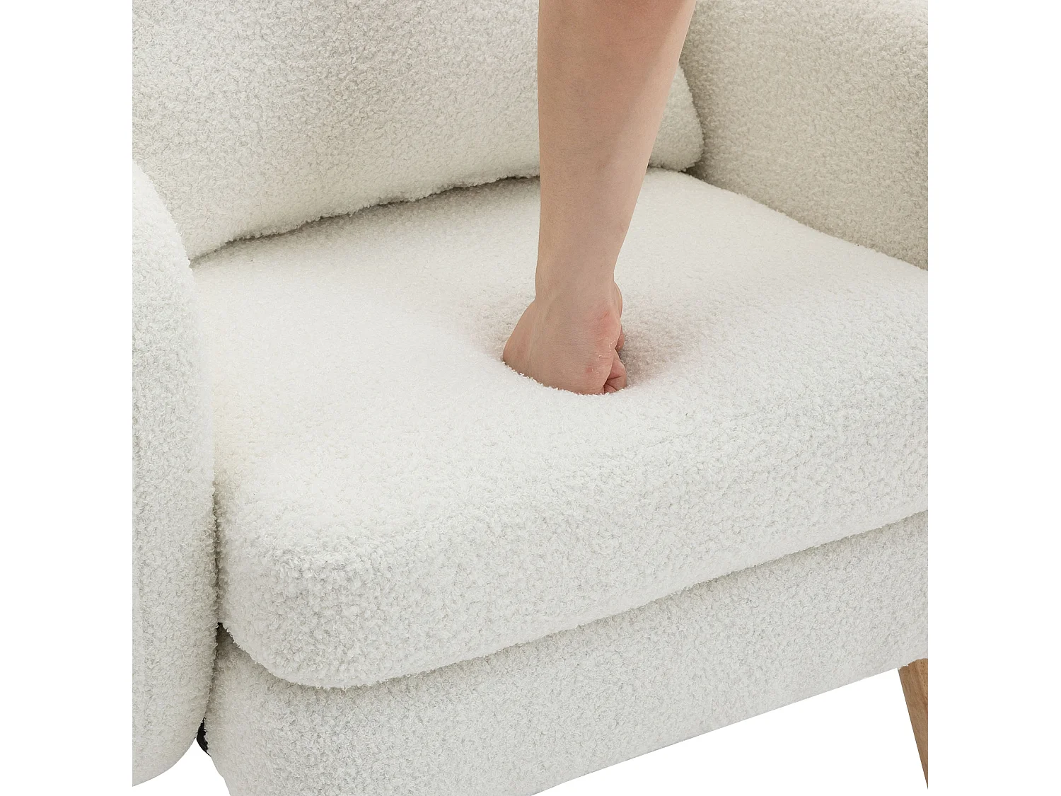 Fauteuil simple blanc avec coussins, velours teddy, pieds en bois 71x72x71cm