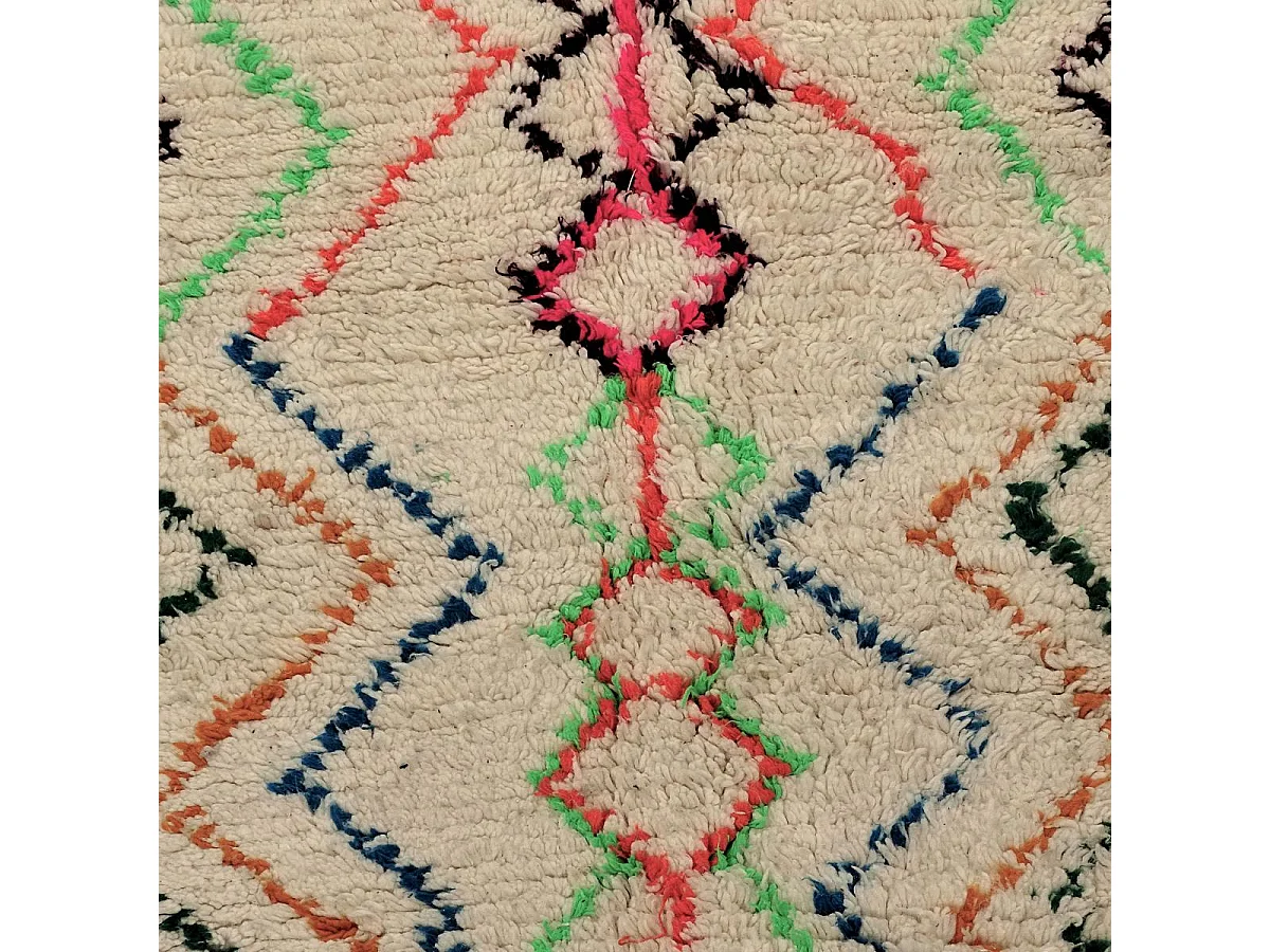 Authentique tapis berbère 120x260 fait à la main en laine blanc cassé et rose AZILAL 2 motif ethnic