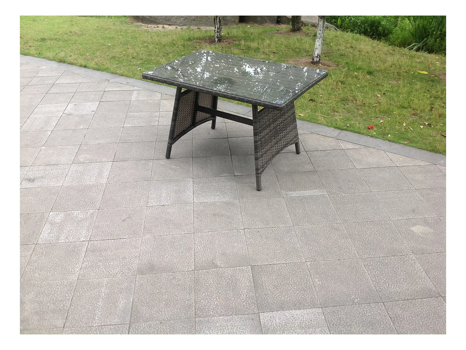 Gris foncé mixte Table à manger Meubles de jardin en rotin avec Verre trempé transparent