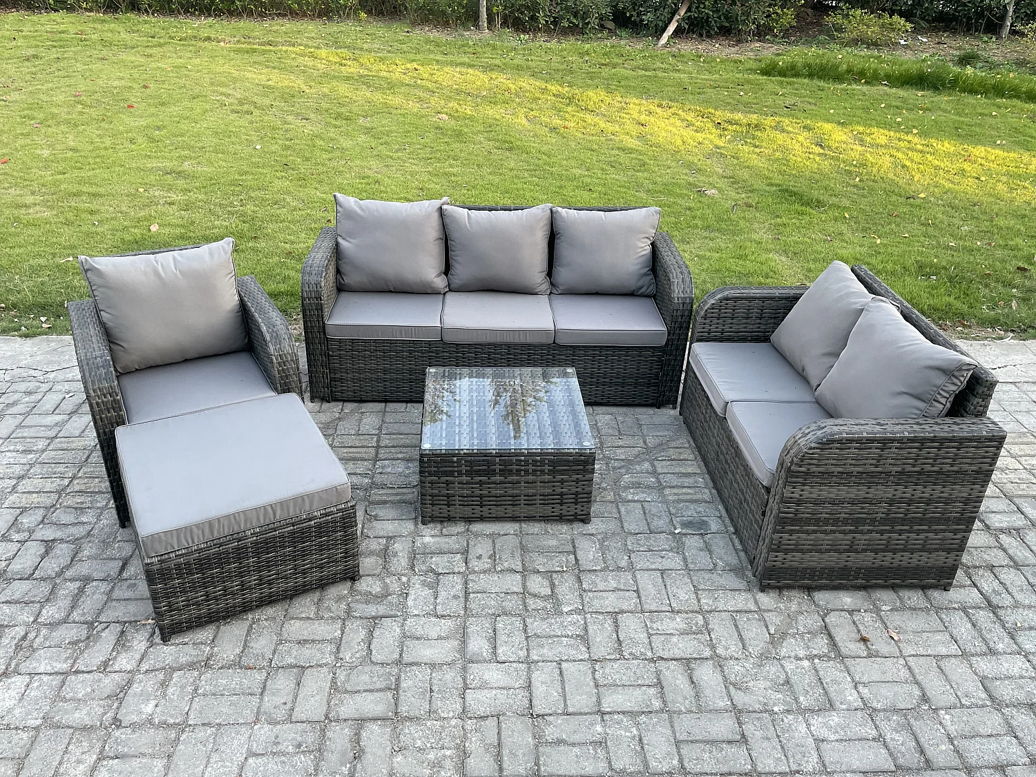Rattan-Gartenmöbel 5 Stück Terrassenset mit Tisch und Sofa Quadratischer Couchtisch Liegestühle Loveseat sofa 2 Großer Hockern