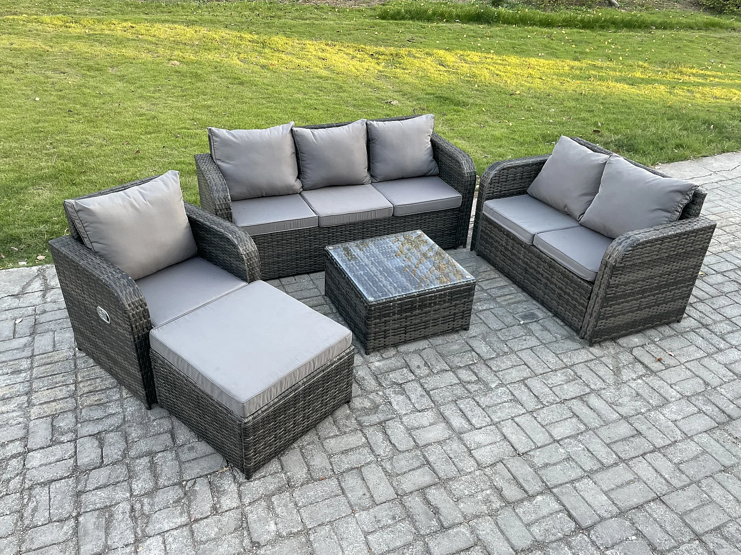 Rattan-Gartenmöbel 5 Stück Terrassenset mit Tisch und Sofa Quadratischer Couchtisch Liegestühle Loveseat sofa 2 Großer Hockern