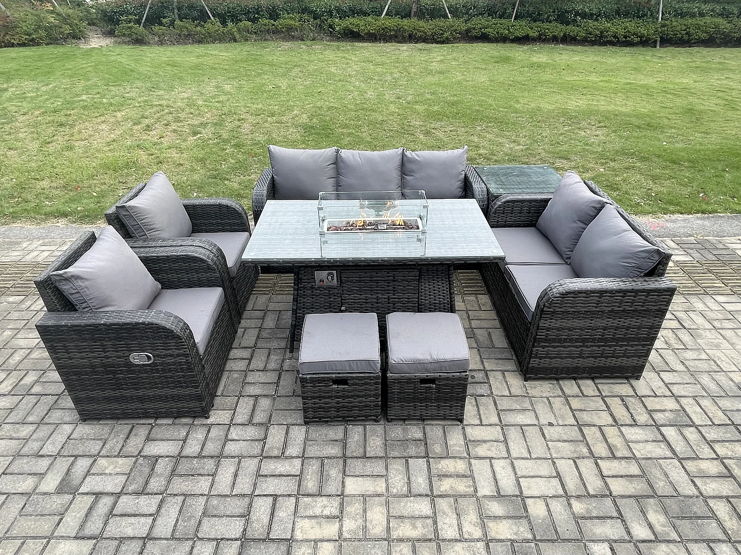 9-Sitzer Polyrattan Gartenmöbelset Gasfeuerstelle Esstisch und Sofa Sessel set mit Beistelltisch 2 kleine Fußhockern