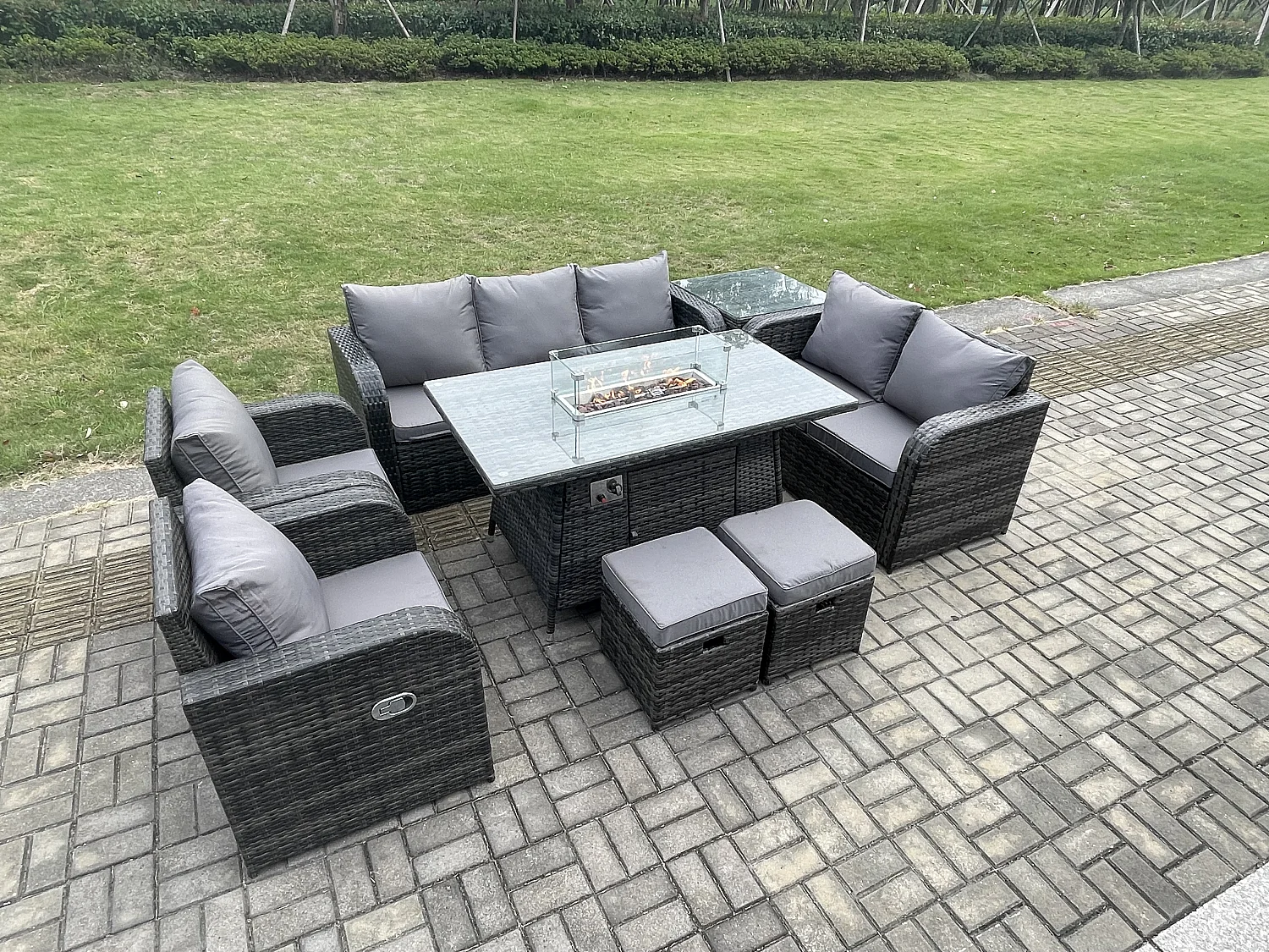 9-Sitzer Polyrattan Gartenmöbelset Gasfeuerstelle Esstisch und Sofa Sessel set mit Beistelltisch 2 kleine Fußhockern