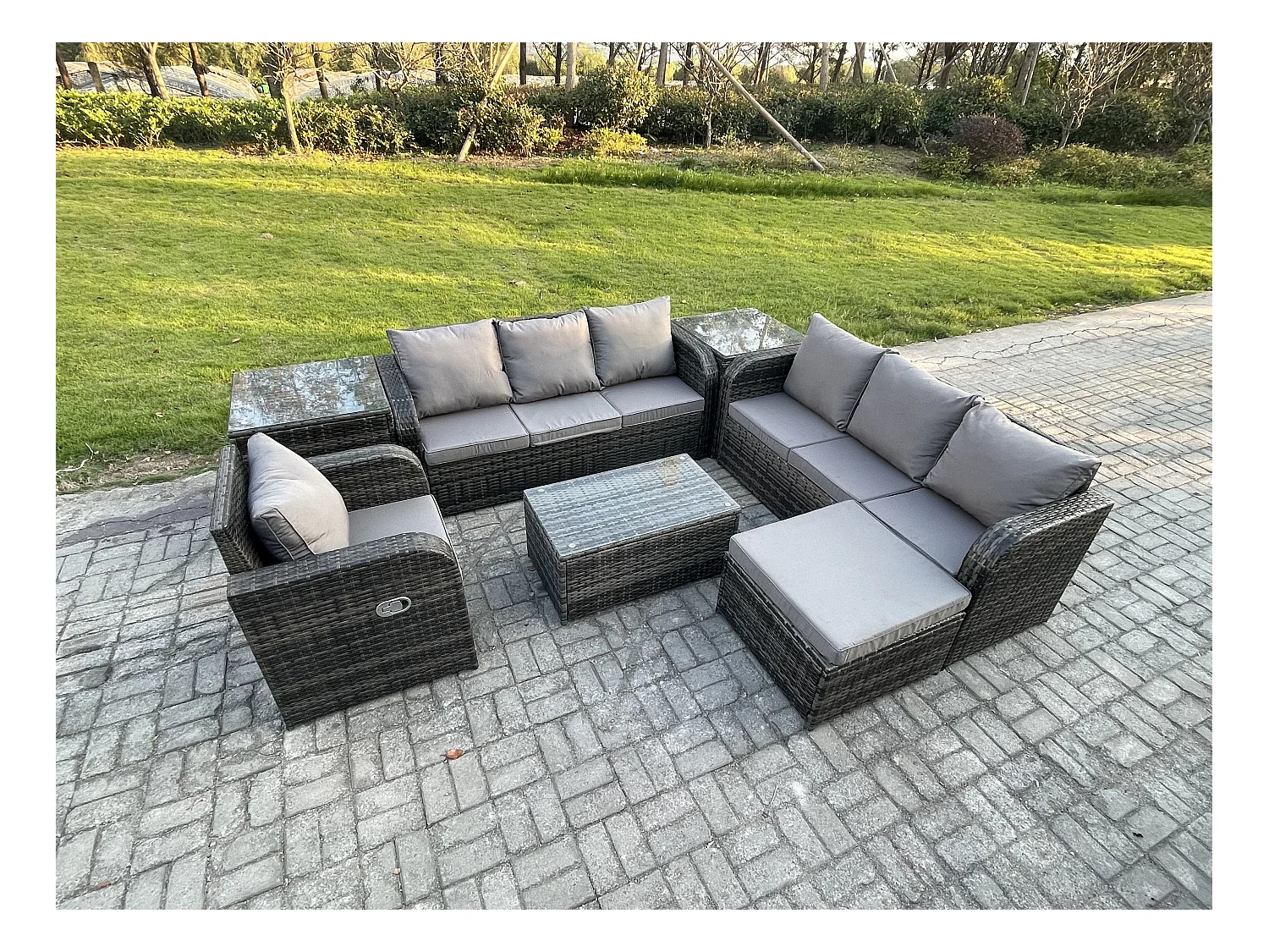 8-Sitzer Rattan Gartenmöbel Sofa Set Tisch & Stühle Set mit 3-Sitzer Sofa Liegestühle 3-Sitzer Sofa 2 Beistelltischen 2 Großer Hockern Dunkelgrau Gemischt