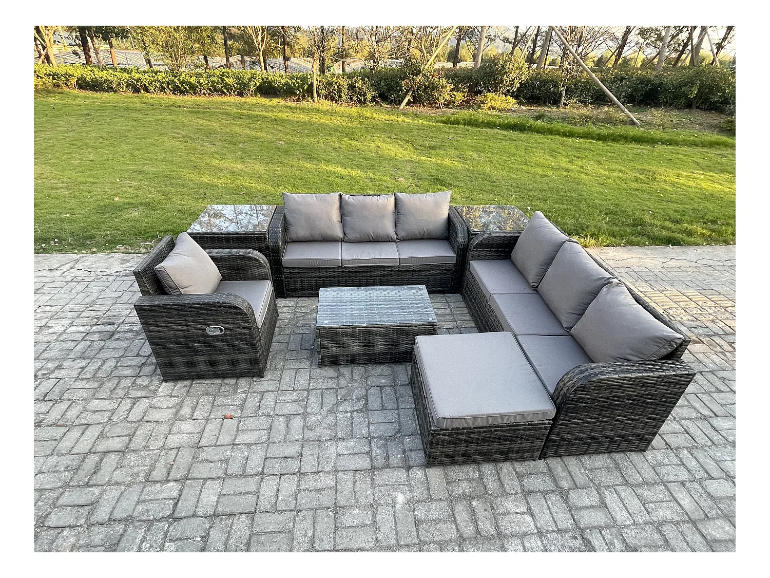 8-Sitzer Rattan Gartenmöbel Sofa Set Tisch & Stühle Set mit 3-Sitzer Sofa Liegestühle 3-Sitzer Sofa 2 Beistelltischen 2 Großer Hockern Dunkelgrau Gemischt