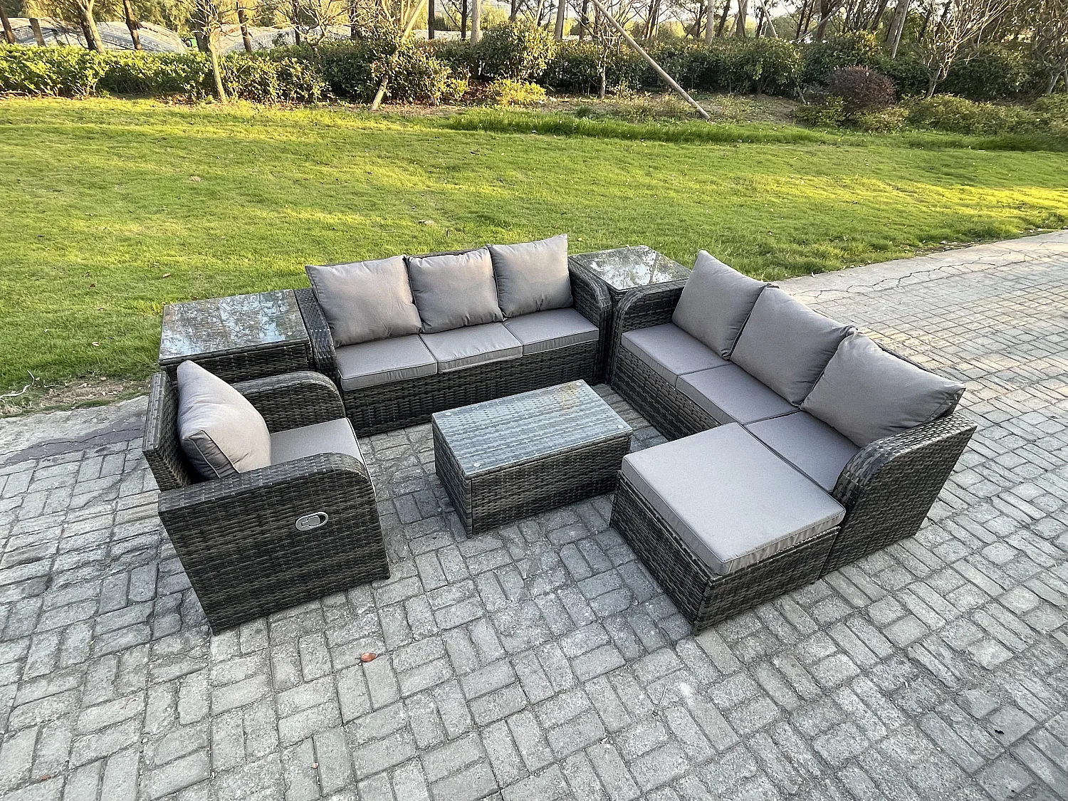 8-Sitzer Rattan Gartenmöbel Sofa Set Tisch & Stühle Set mit 3-Sitzer Sofa Liegestühle 3-Sitzer Sofa 2 Beistelltischen 2 Großer Hockern Dunkelgrau Gemischt