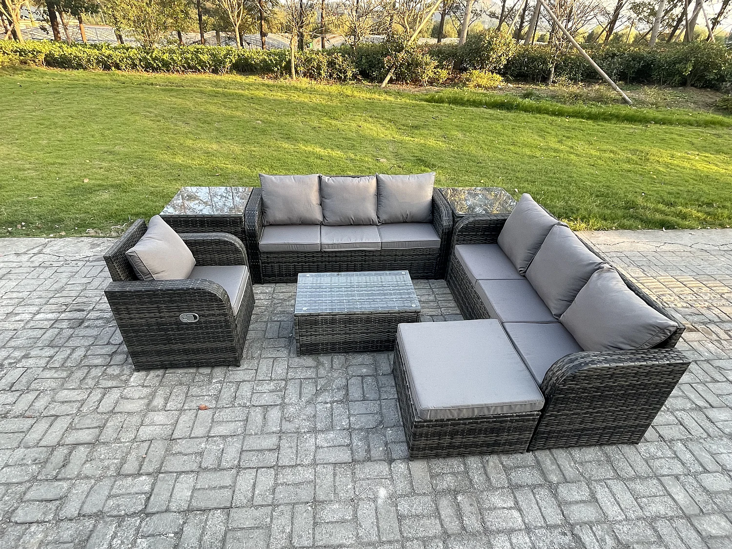8-Sitzer Rattan Gartenmöbel Sofa Set Tisch & Stühle Set mit 3-Sitzer Sofa Liegestühle 3-Sitzer Sofa 2 Beistelltischen 2 Großer Hockern Dunkelgrau Gemischt