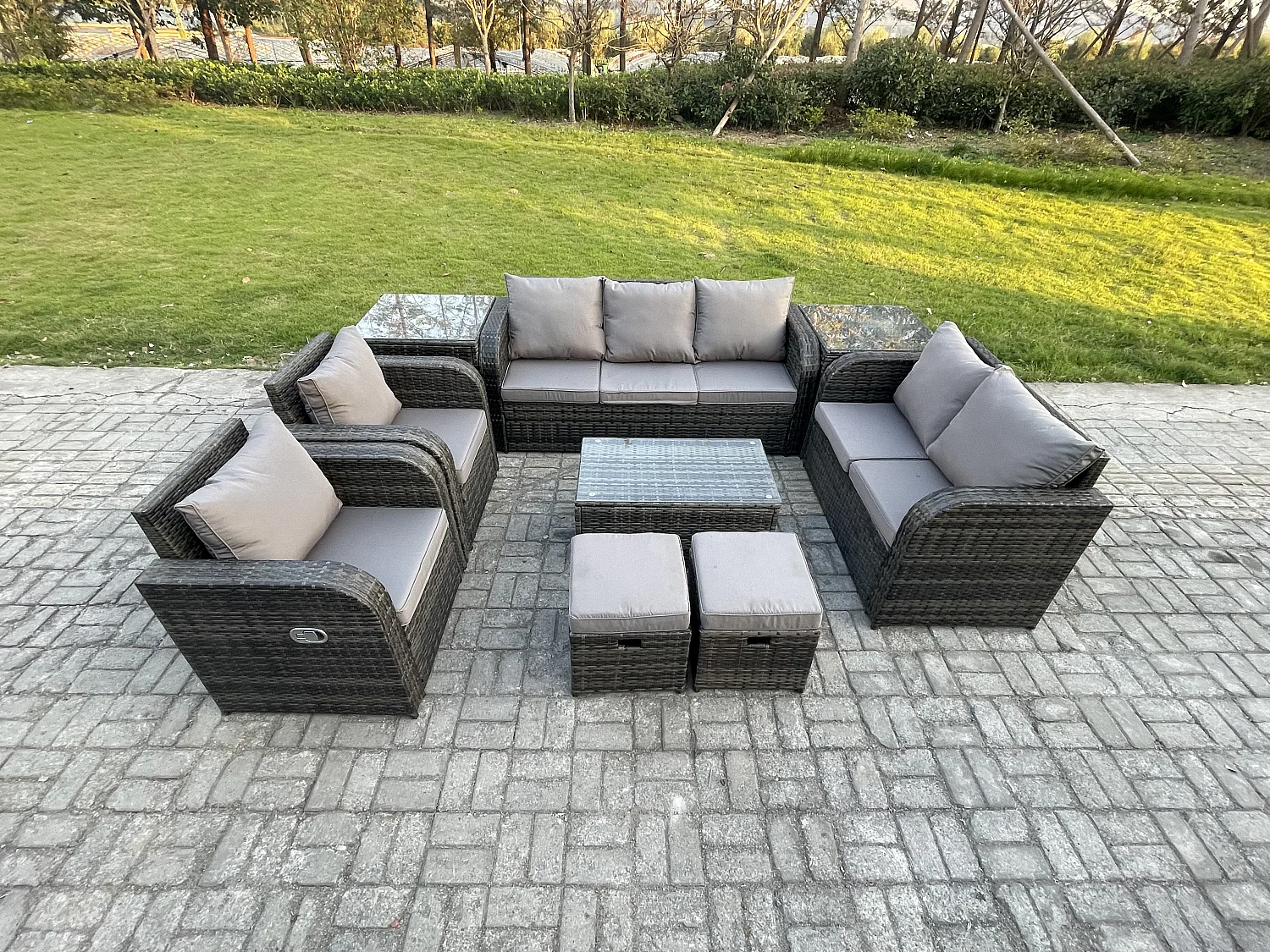 Rattan Gartenmöbel Set im Balkon 9-Sitzer Garten Sofa Set mit Rechteckiger Couchtisch Liegestühle Loveseat Sofa 2 Beistelltischen 2 kleine Fußhockern