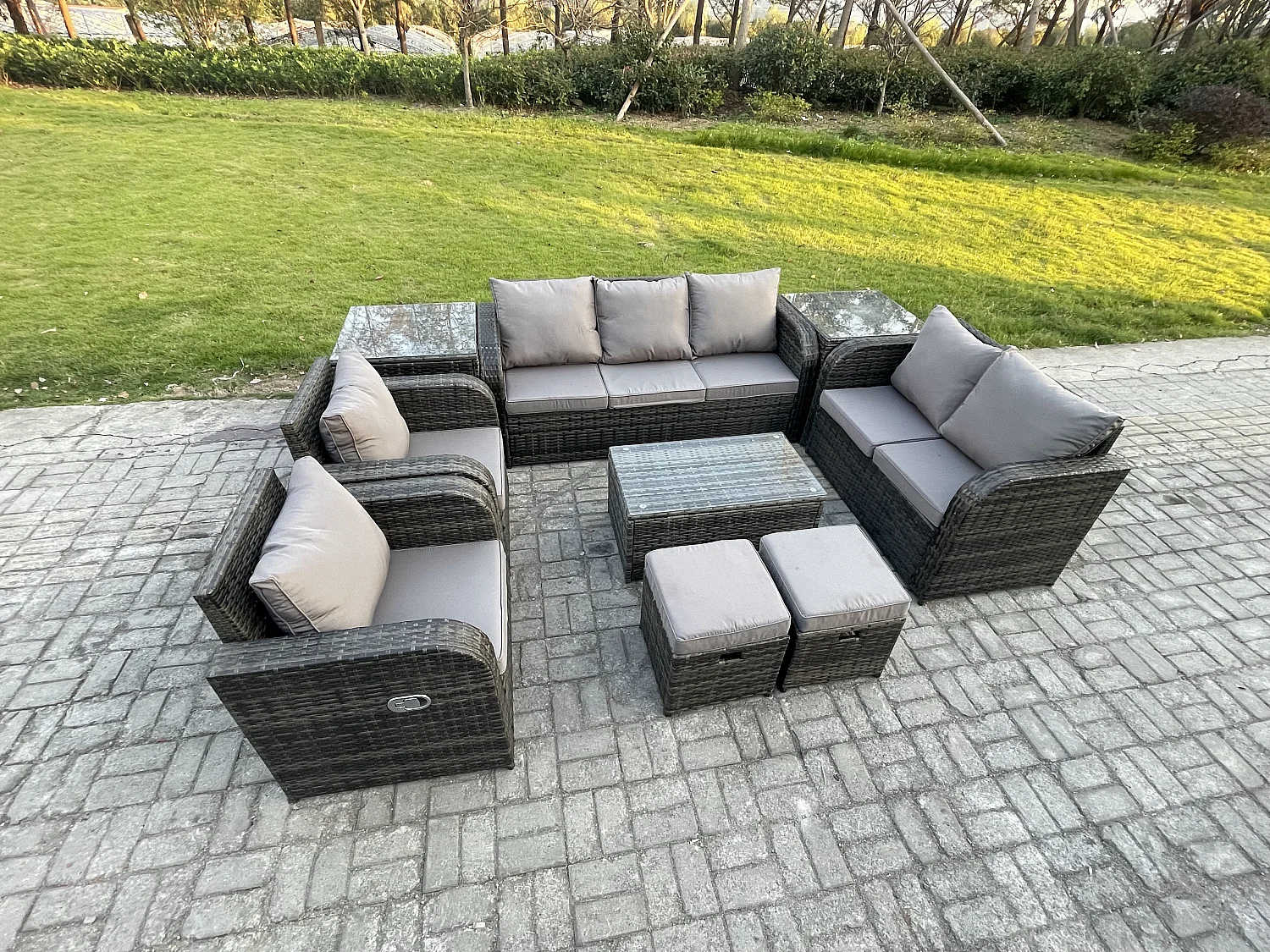 Rattan Gartenmöbel Set im Balkon 9-Sitzer Garten Sofa Set mit Rechteckiger Couchtisch Liegestühle Loveseat Sofa 2 Beistelltischen 2 kleine Fußhockern