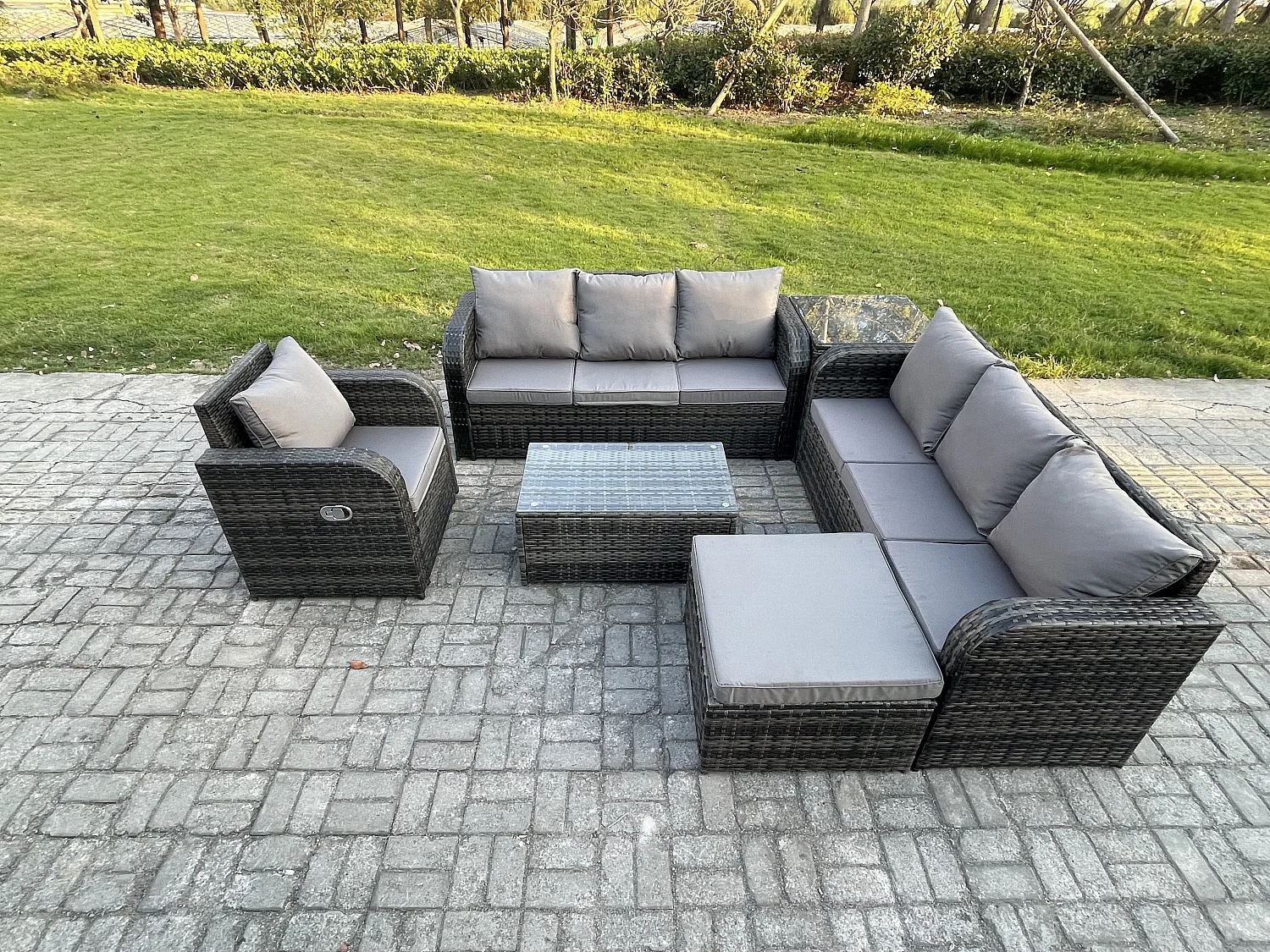 8-Sitzer Rattan Gartenmöbel Sofa Set Tisch & Stühle Set mit 3-Sitzer Sofa Liegestühle 3-Sitzer Sofa 2 Großer Hockern Beistelltisch Dunkelgrau Gemischt