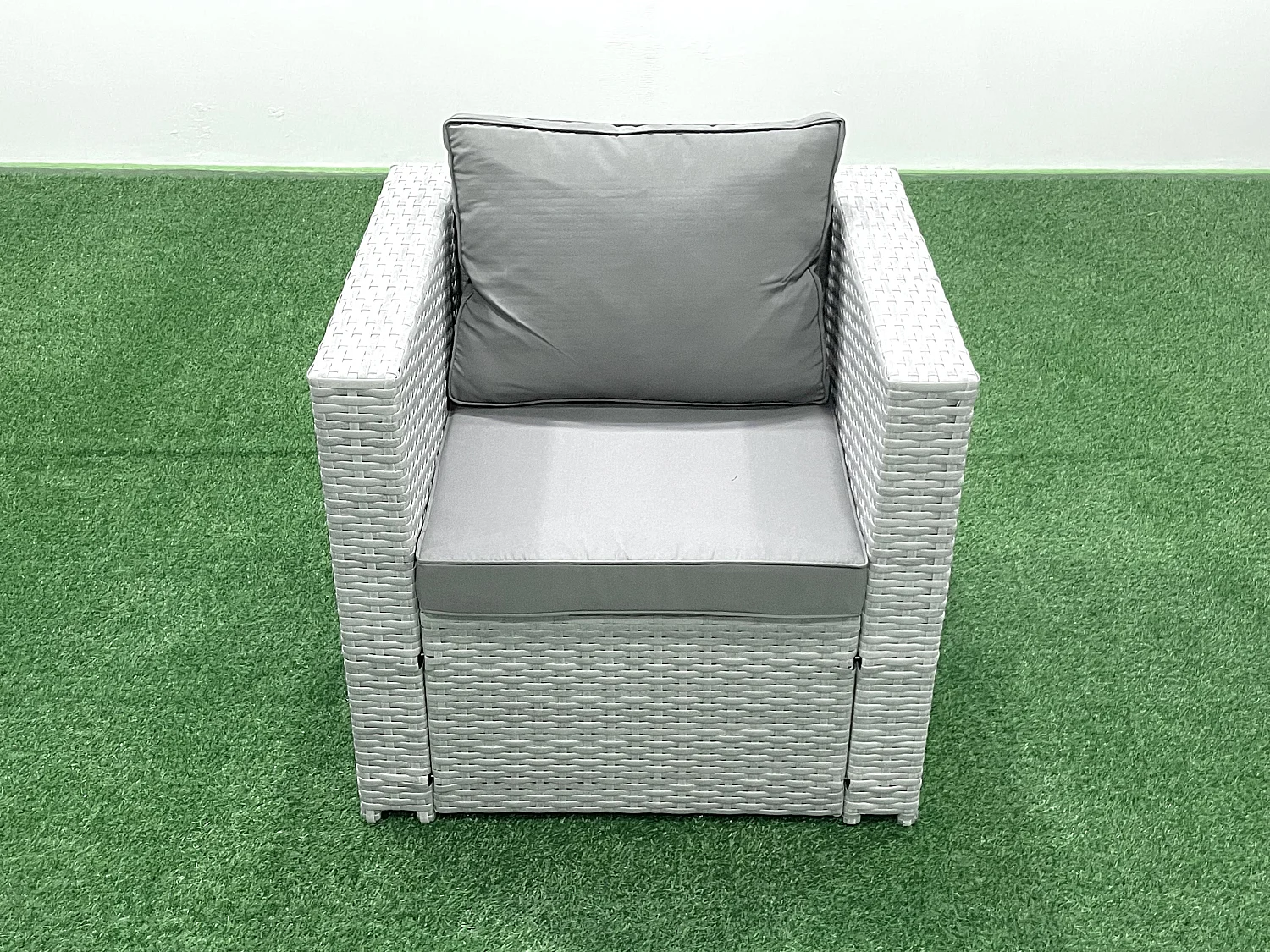 7-Sitzer Polyrattan Gartenmöbel Set mit 3-Sitzer Sofa 2 Sesseln Quadratischer Couchtisch 2 kleine Fußhockern Hellgrau gemischt