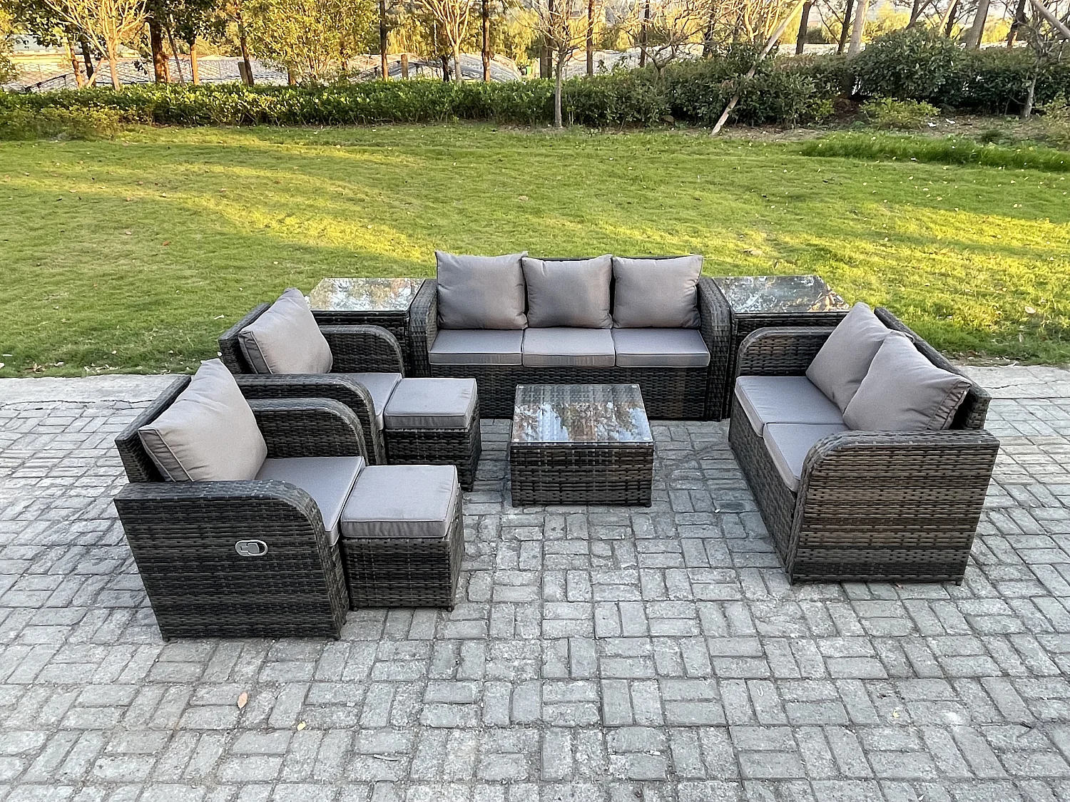 9-Sitzer Gartenmöbelset Rattan Garten Sofa im Freien Sessel mit Gehärteter Glastisch 2 kleine Fußhockern 2 Beistelltischen Dunkelgrau Gemischt