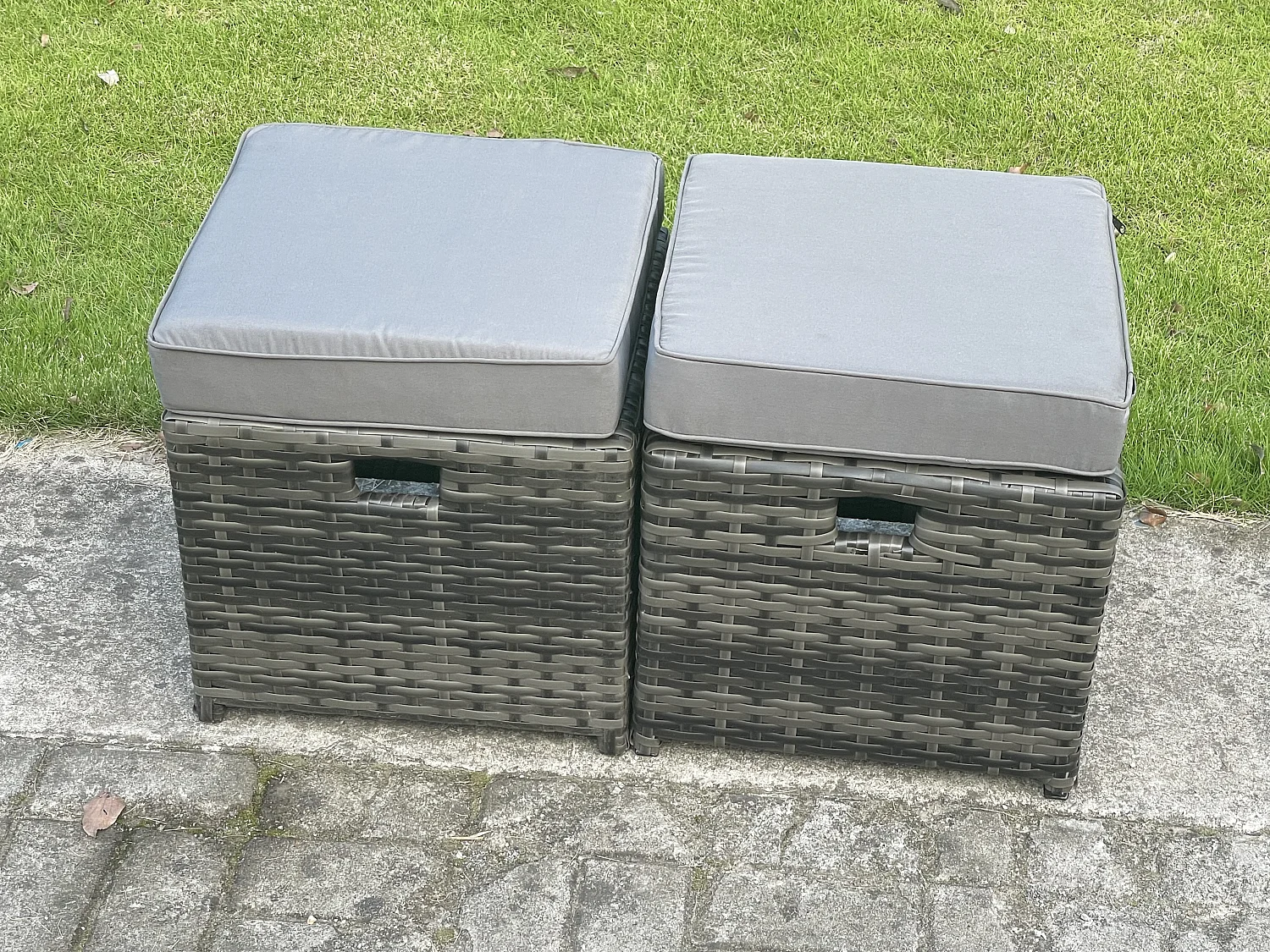 Ensemble de meubles de jardin en rotin ave Table de foyer à gaz avec 2 Petits tabourets Gris foncé mixte 8 places