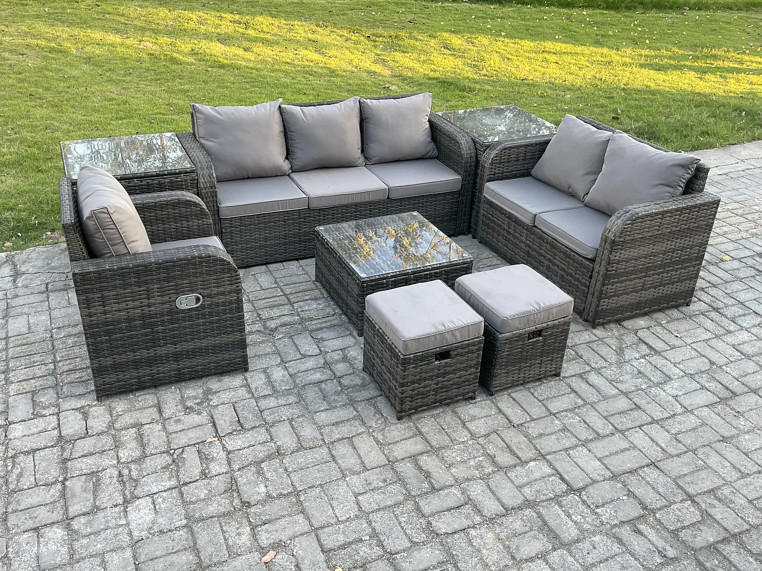 Rattan-Gartenmöbel 8-Sitzer Set Patio Tisch Sofa Stuhl Set mit Graue Kissen 2 Beistelltischen 2 kleine Fußhockern