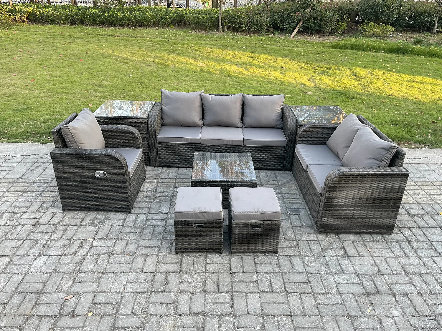 Rattan-Gartenmöbel 8-Sitzer Set Patio Tisch Sofa Stuhl Set mit Graue Kissen 2 Beistelltischen 2 kleine Fußhockern