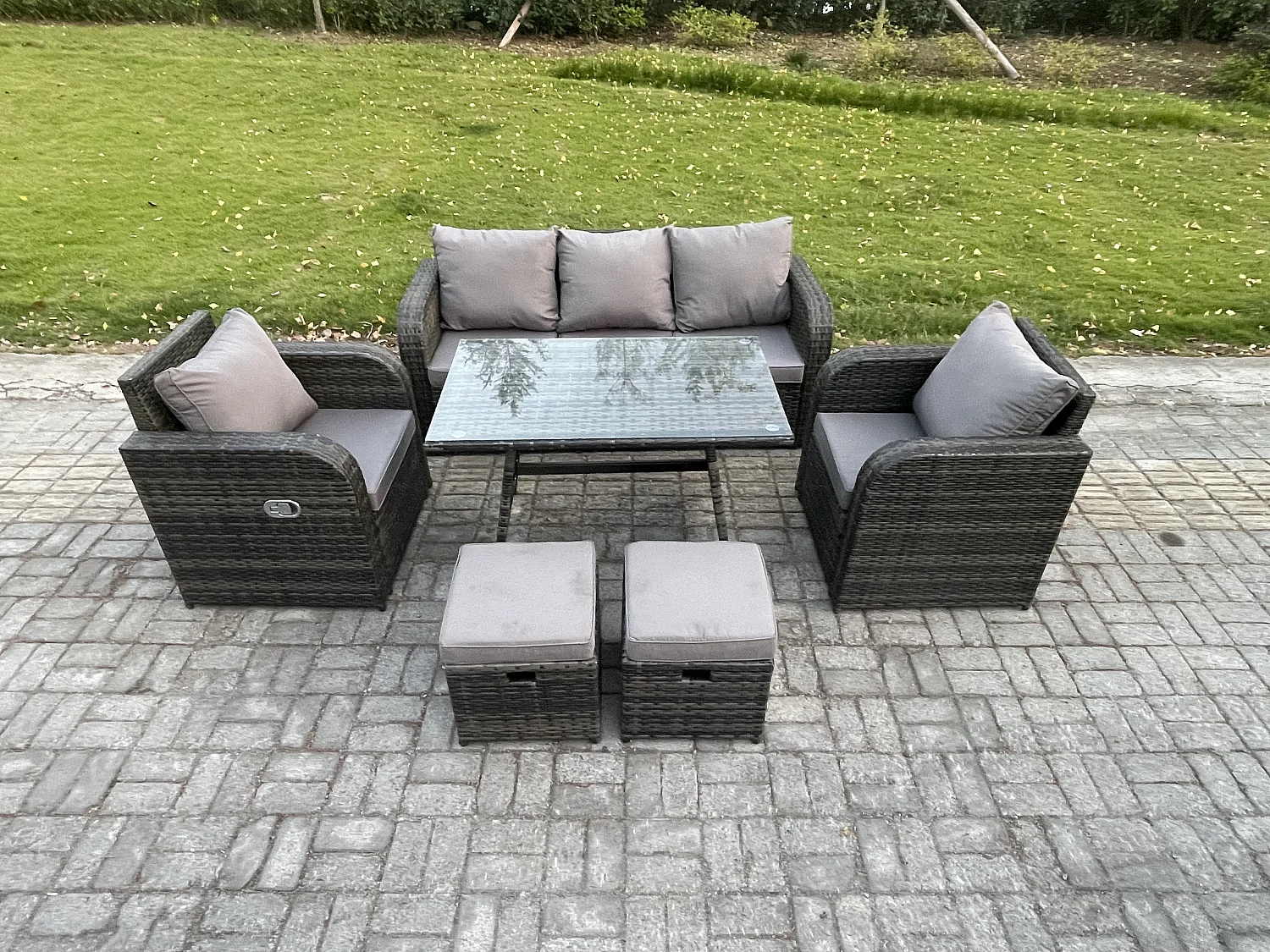 7-Sitzer Hoher Rücken Rattan Gartenmöbel Sets mit Rechteckiger Esstisch Liegestühle 3-Sitzer Sofa 2 kleinen Hockern