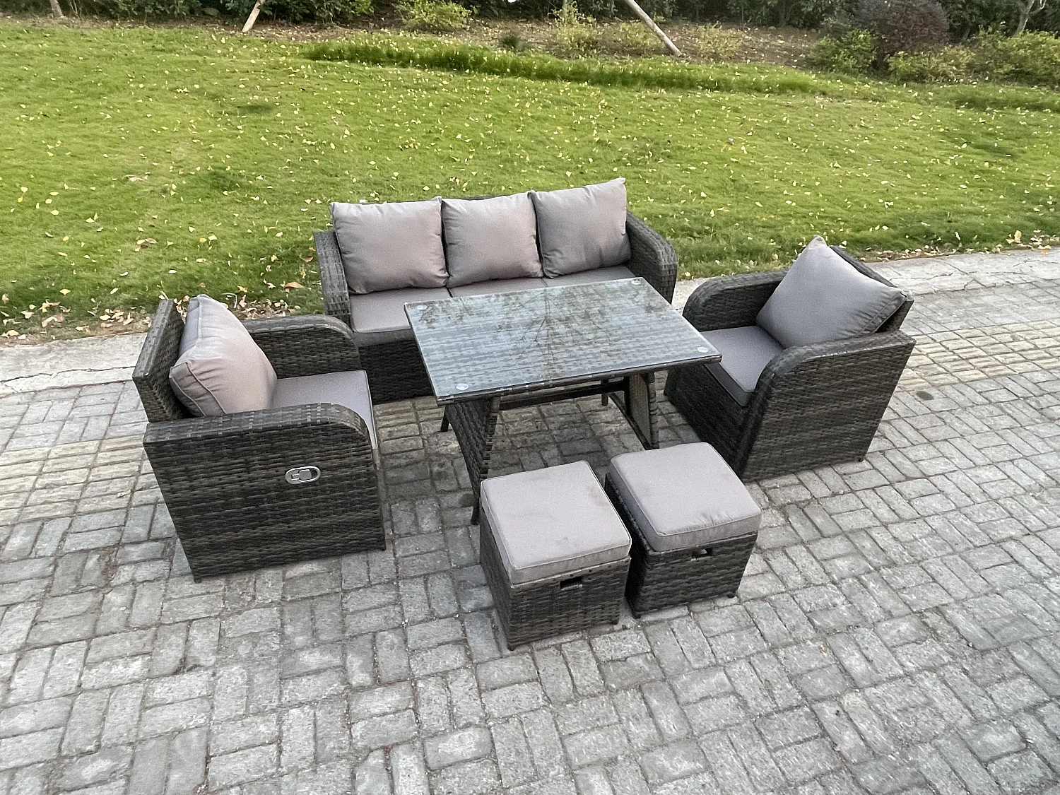 7-Sitzer Hoher Rücken Rattan Gartenmöbel Sets mit Rechteckiger Esstisch Liegestühle 3-Sitzer Sofa 2 kleinen Hockern