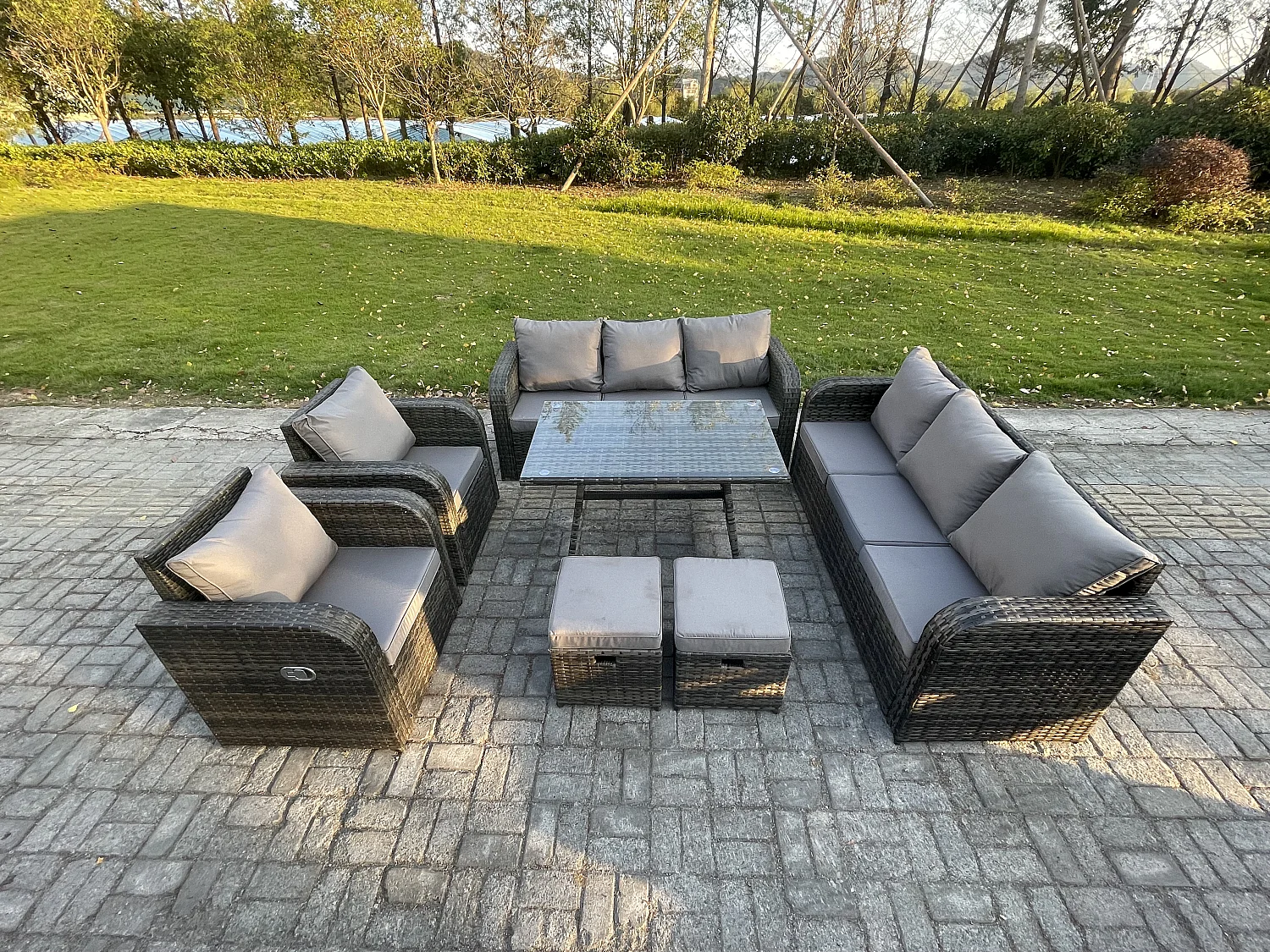10-Sitzer Rattan Gartenmöbel Sofa Set Tisch & Stühle Set mit 3-Sitzer Sofa Rechteckiger Esstisch 2 kleinen Hockern Dunkelgrau Gemischt