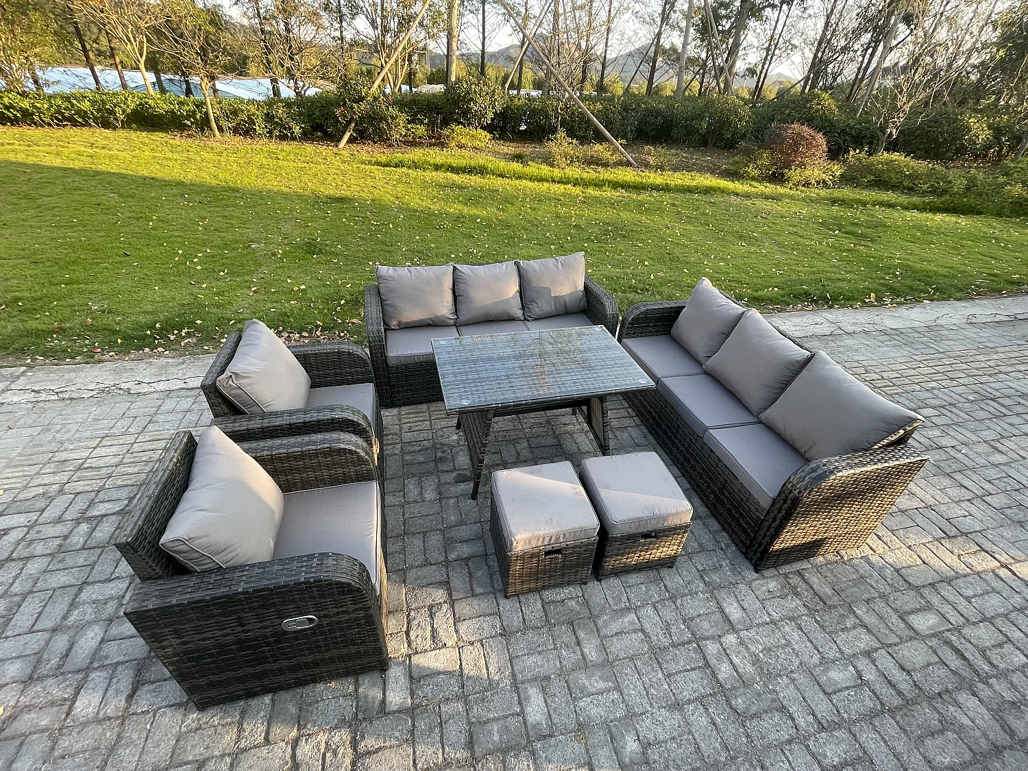 10-Sitzer Rattan Gartenmöbel Sofa Set Tisch & Stühle Set mit 3-Sitzer Sofa Rechteckiger Esstisch 2 kleinen Hockern Dunkelgrau Gemischt