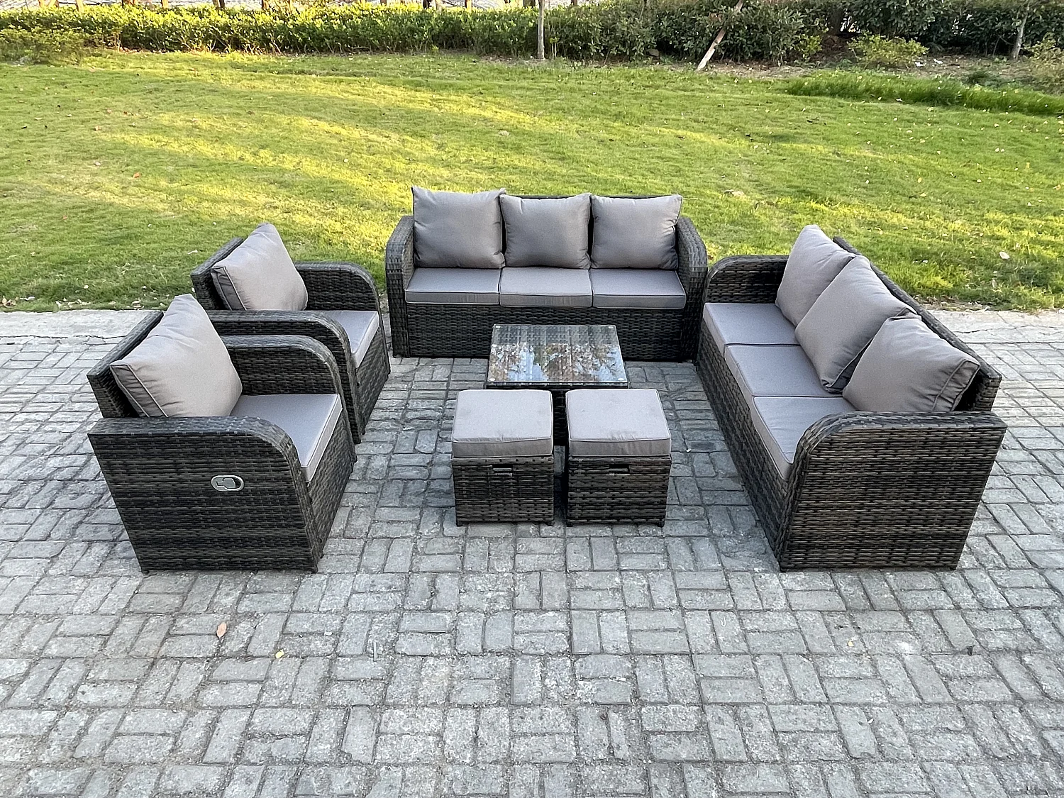 Hoher Rücken Polyrattan Gartenmöbel Set mit Quadratischer Couchtisch 2 kleine Fußhockern Garten Lounge Set Dunkelgrau Gemischt