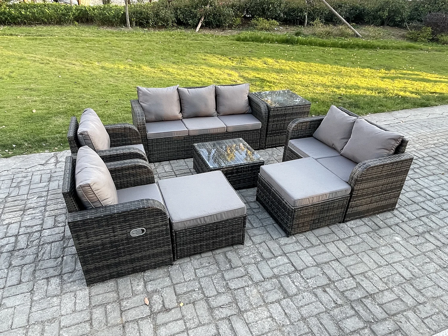 Rattan-Gartenmöbel 8 Stück Patio Set Tisch Sofa Stühle mit 2 hohen Hockern Beistelltisch