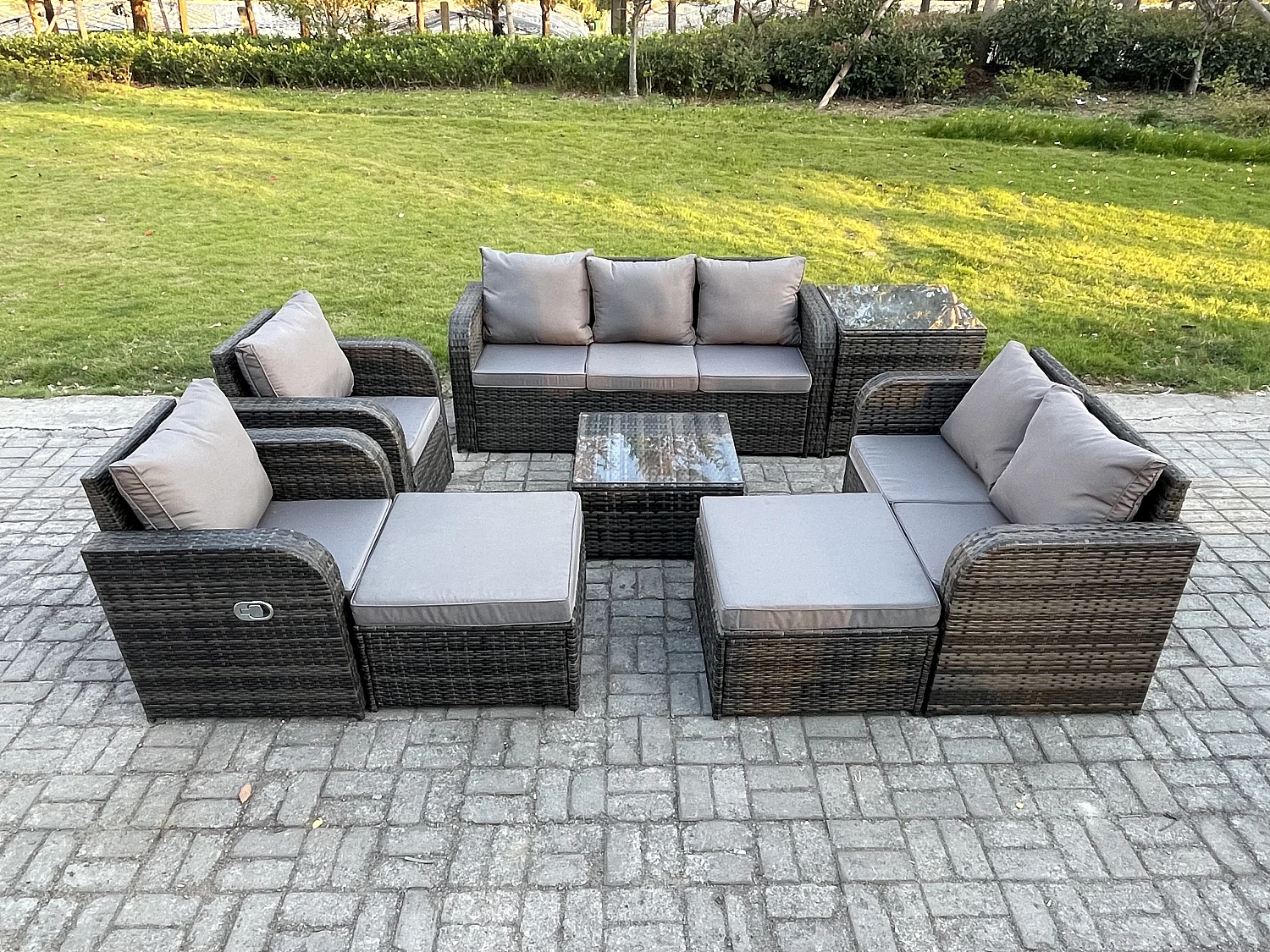 Rattan-Gartenmöbel 8 Stück Patio Set Tisch Sofa Stühle mit 2 hohen Hockern Beistelltisch