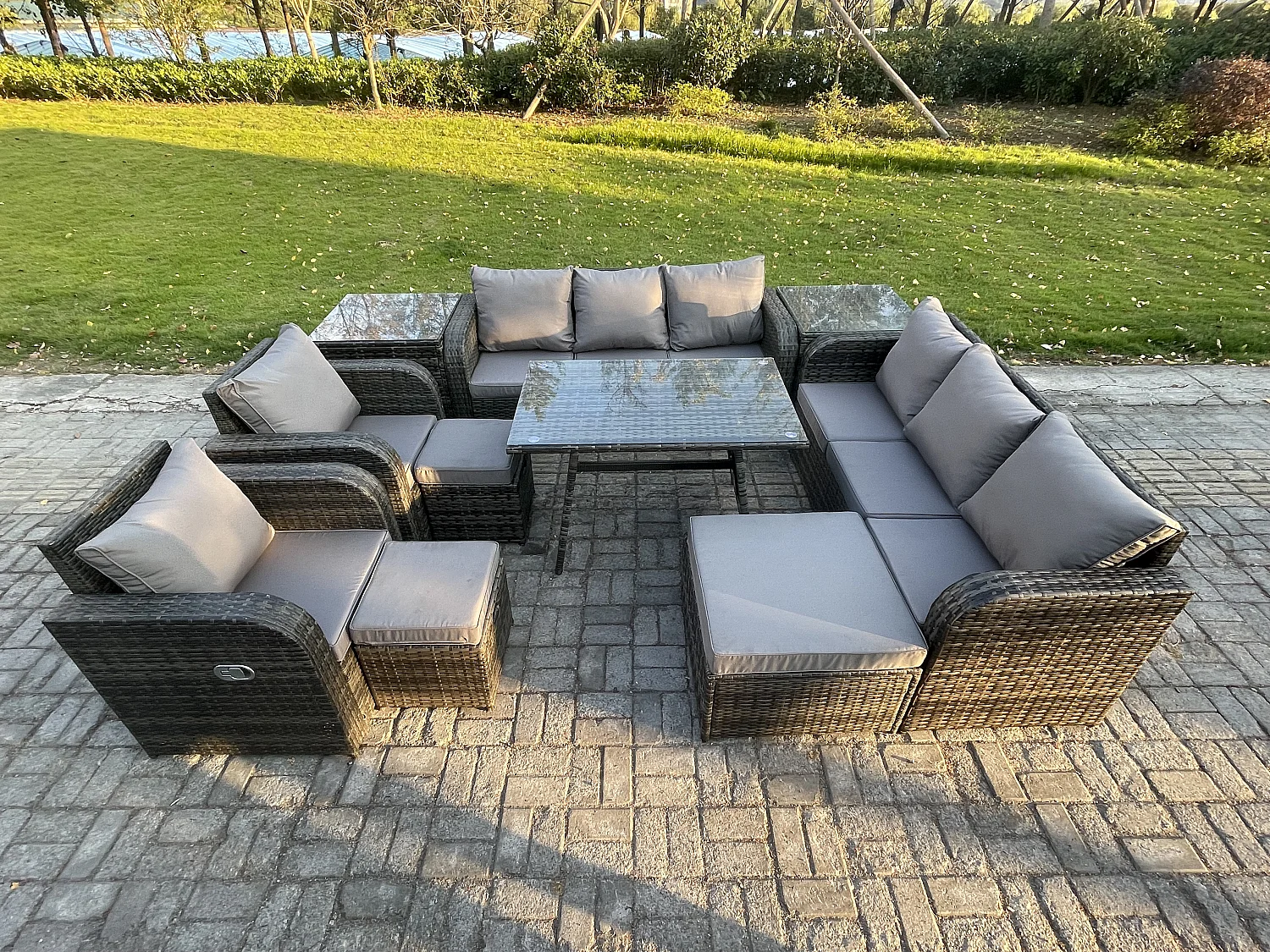 11-Sitzer Rattan Gartenmöbel Sofa Set Tisch & Stühle Set mit 3-Sitzer Sofa Rechteckiger Esstisch 3 Hockern 2 Beistelltischen Dunkelgrau Gemischt