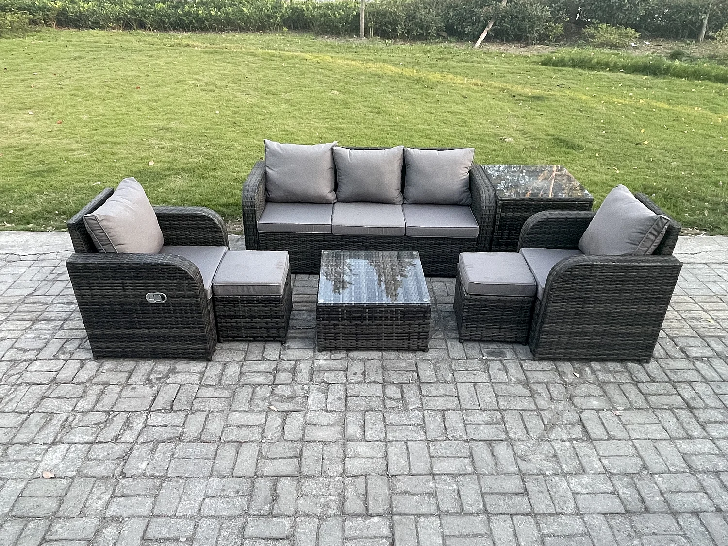 Gartenmöbelset 7-Sitzer Rattan Sofa Set mit Liegestühle 3-Sitzer Sofa Beistelltisch 2 kleine Fußhockern Dunkelgrau Gemischt