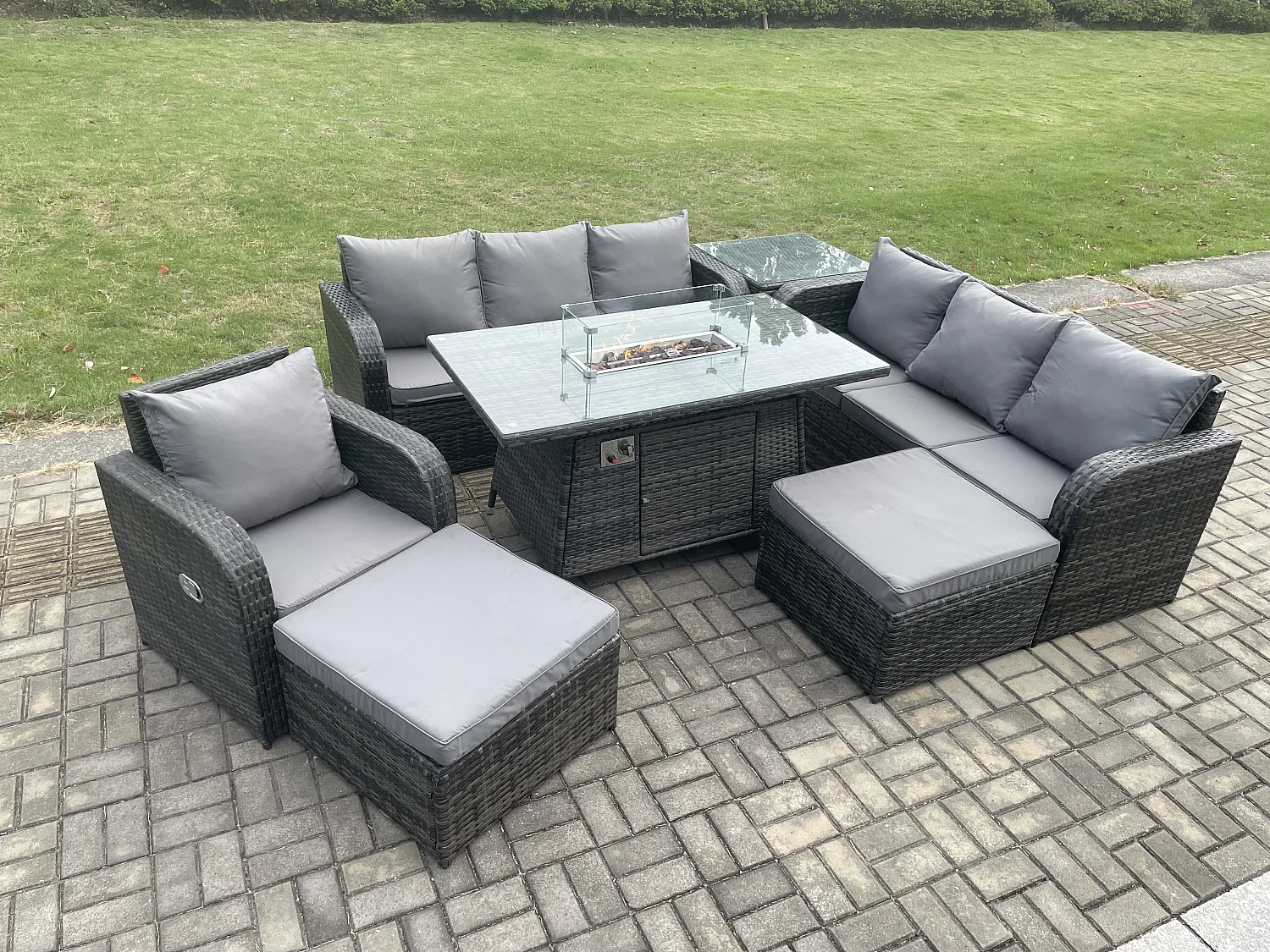 9-Sitzer Polyrattan Gartenmöbel Set Gas Feuerstelle Esstisch Liegestühle 3-Sitzer Sofa Set mit Beistelltisch 2 hohen Hockern