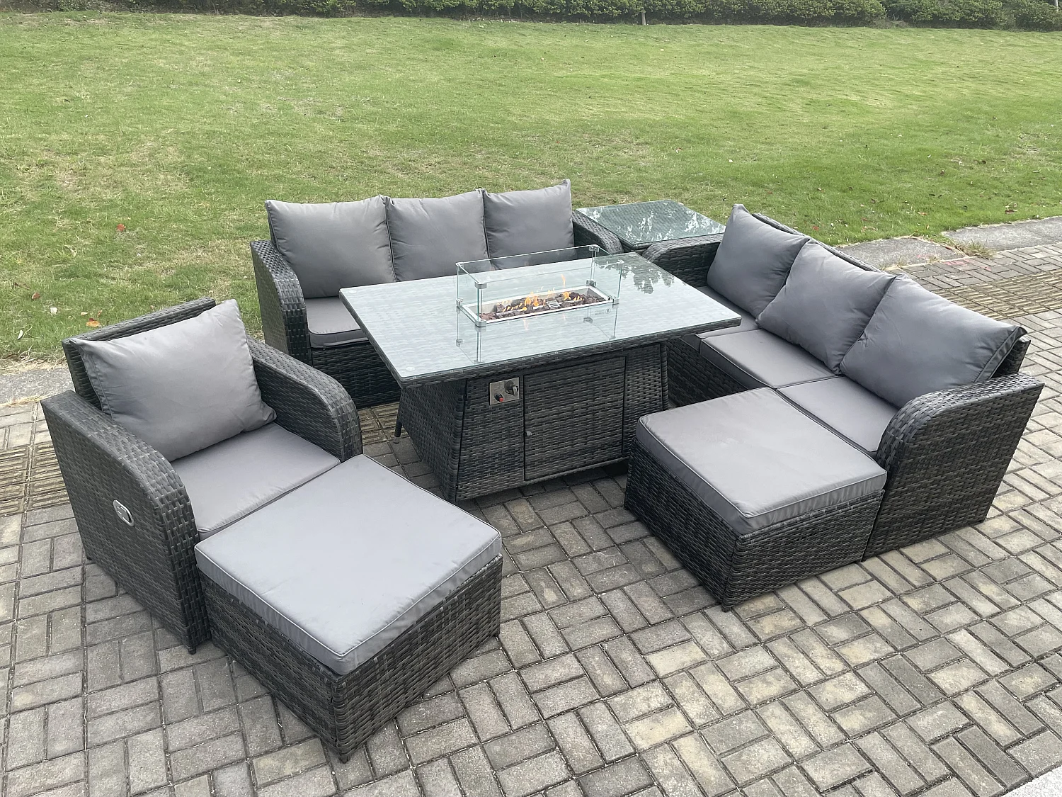 9-Sitzer Polyrattan Gartenmöbel Set Gas Feuerstelle Esstisch Liegestühle 3-Sitzer Sofa Set mit Beistelltisch 2 hohen Hockern