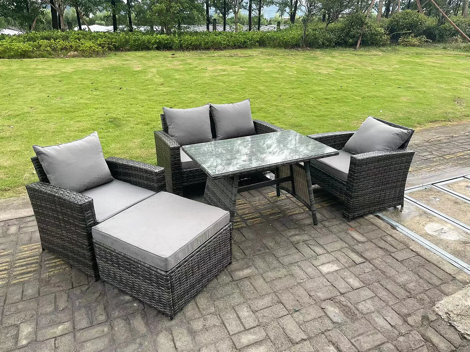 5-Sitzer Dunkelgrau Gemischt Hoher Rücken Rattan Sofa Esstisch Set Gartenmöbel Set mit 2 Großer Hockern