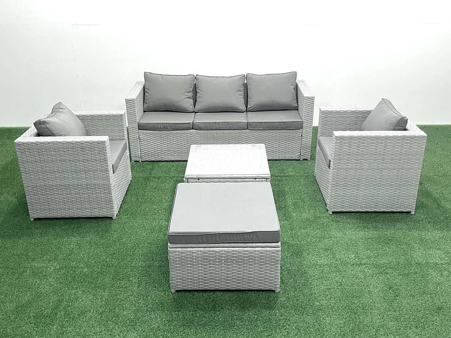 6-Sitzer Polyrattan Gartenmöbel Set mit 3-Sitzer Sofa 2 Sesseln Quadratischer Couchtisch 2 Großer Hockern Hellgrau gemischt