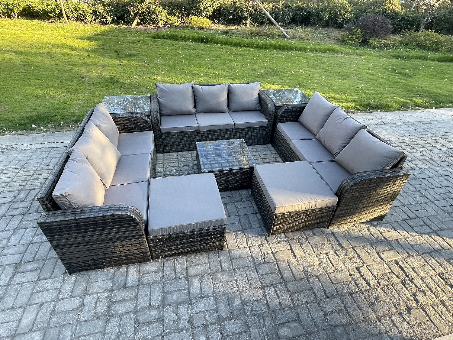 Rattan Gartenmöbel Set im Balkon Set Patio Garten Sofa Set mit Quadratischer Couchtisch 2 hohen Hockern 2 Beistelltischen Dunkelgrau Gemischt