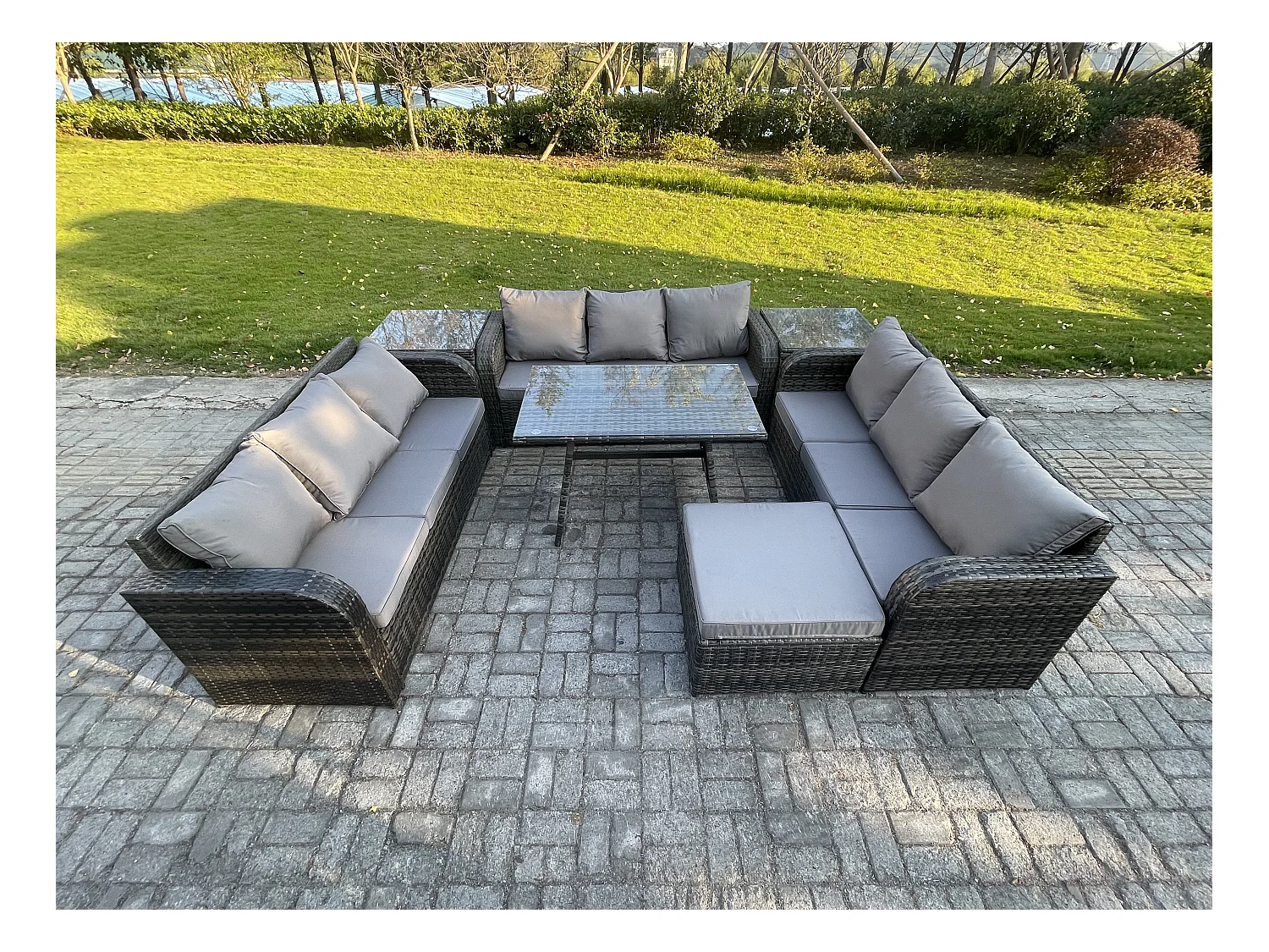 10-Sitzer Polyrattan Gartenmöbel Set mit Rechteckiger Esstisch 2 Beistelltischen 2 Großer Hockern Polyrattan Garten Sofa im Freien Set