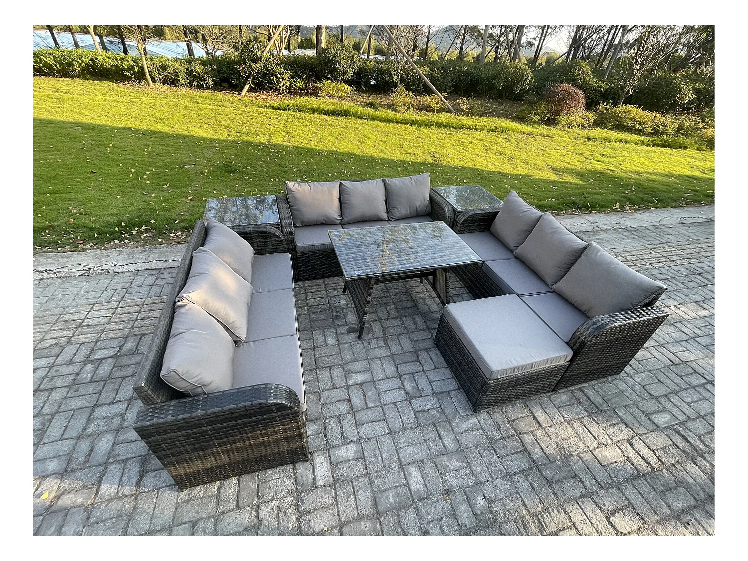 10-Sitzer Polyrattan Gartenmöbel Set mit Rechteckiger Esstisch 2 Beistelltischen 2 Großer Hockern Polyrattan Garten Sofa im Freien Set