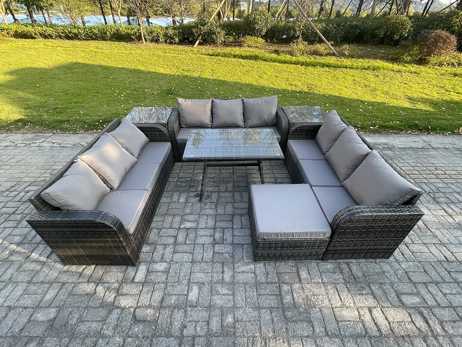 10-Sitzer Polyrattan Gartenmöbel Set mit Rechteckiger Esstisch 2 Beistelltischen 2 Großer Hockern Polyrattan Garten Sofa im Freien Set