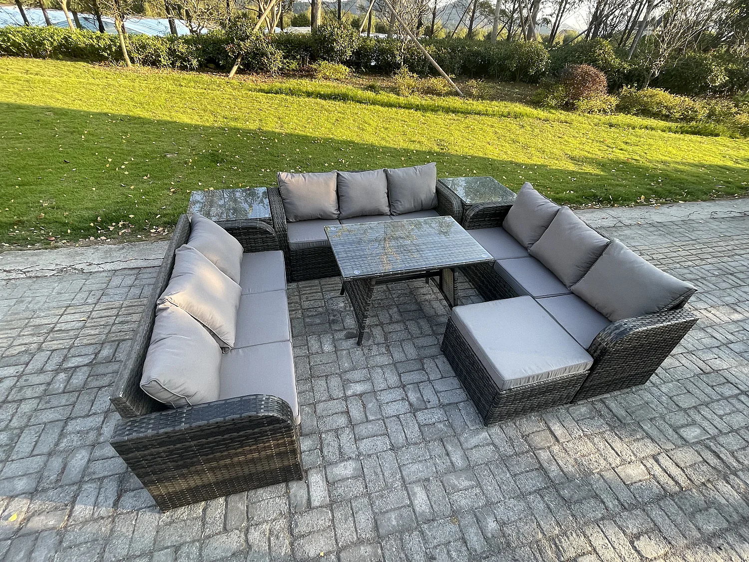 10-Sitzer Polyrattan Gartenmöbel Set mit Rechteckiger Esstisch 2 Beistelltischen 2 Großer Hockern Polyrattan Garten Sofa im Freien Set