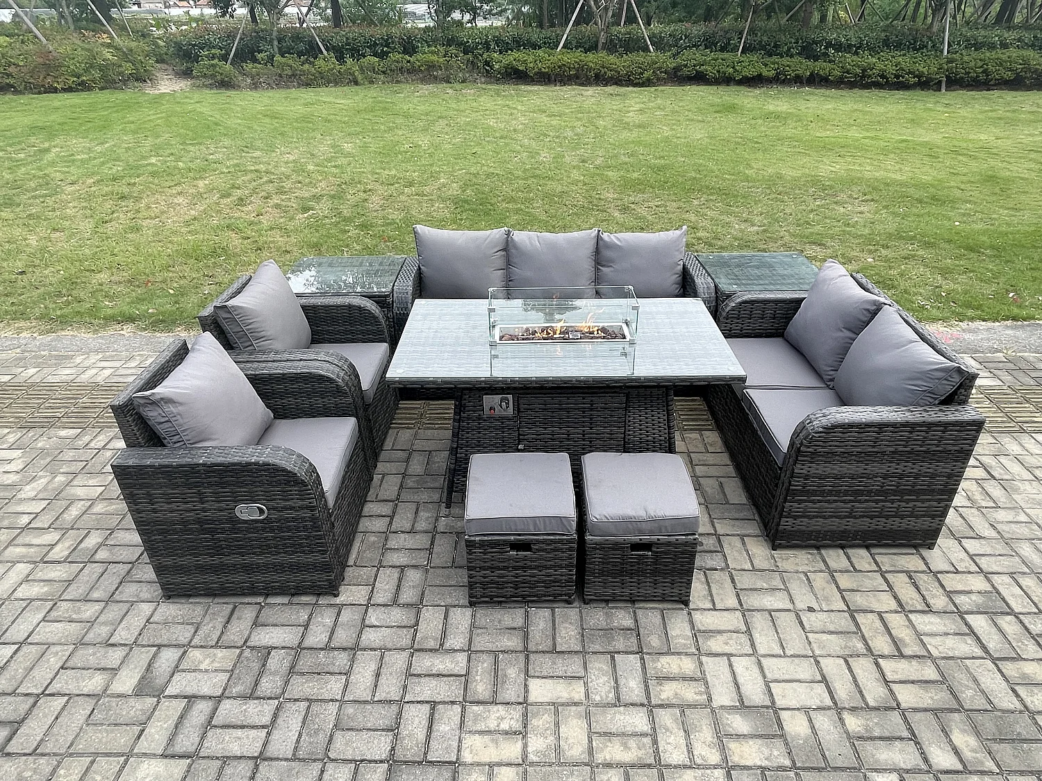 9-Sitzer Polyrattan Gartenmöbelset Gasfeuerstelle Esstisch und Sofa Sessel set mit 2 Beistelltischen 2 kleine Fußhockern