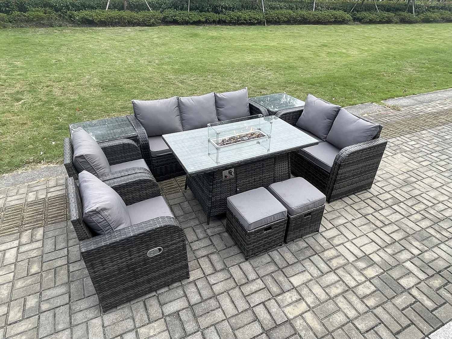 9-Sitzer Polyrattan Gartenmöbelset Gasfeuerstelle Esstisch und Sofa Sessel set mit 2 Beistelltischen 2 kleine Fußhockern