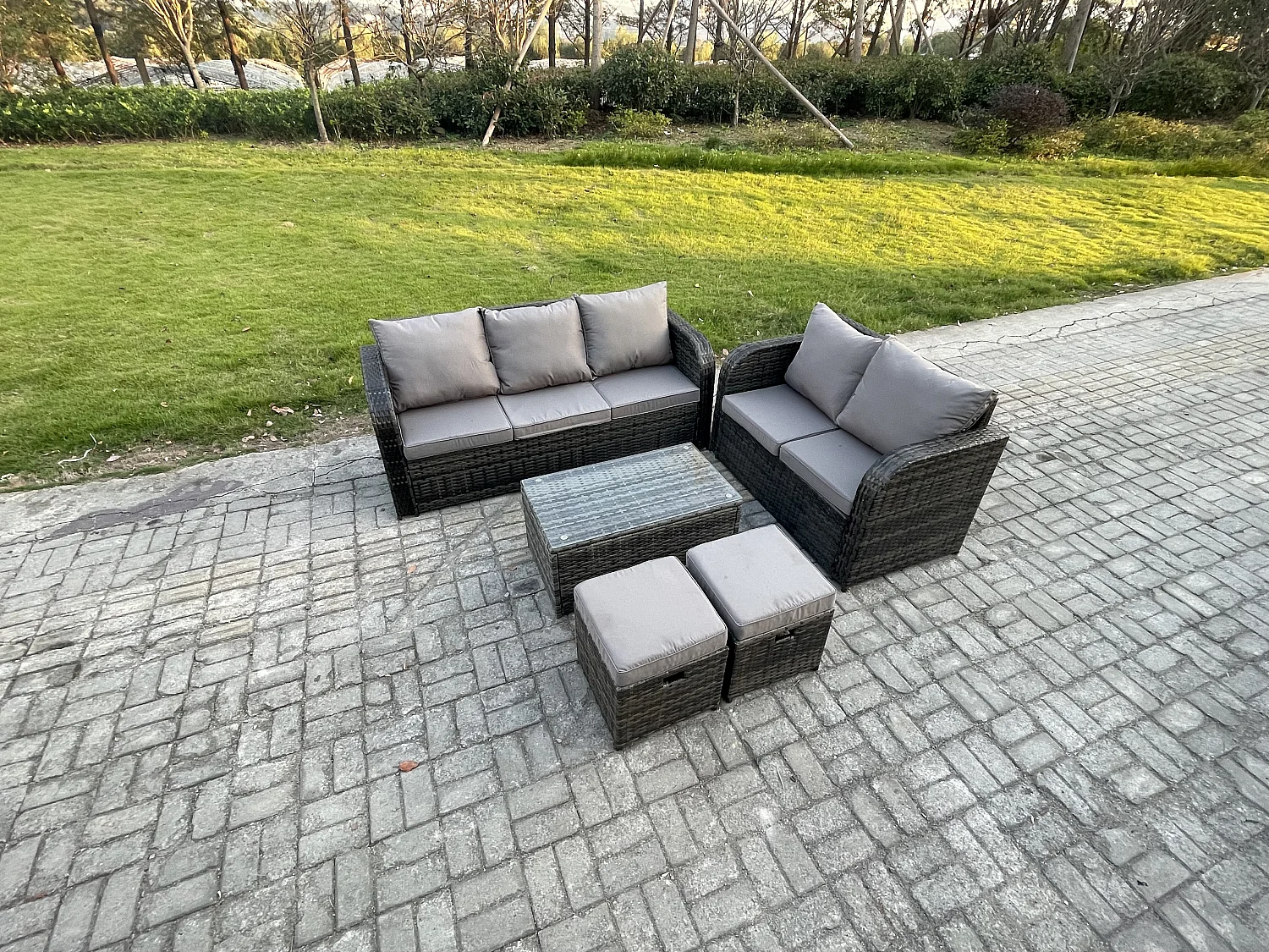 7-Sitzer Hoher Rücken Rattan Gartenmöbel Sets mit Rechteckiger Couchtisch 3-Sitzer Sofa Love Sofa 2 kleine Fußhockern