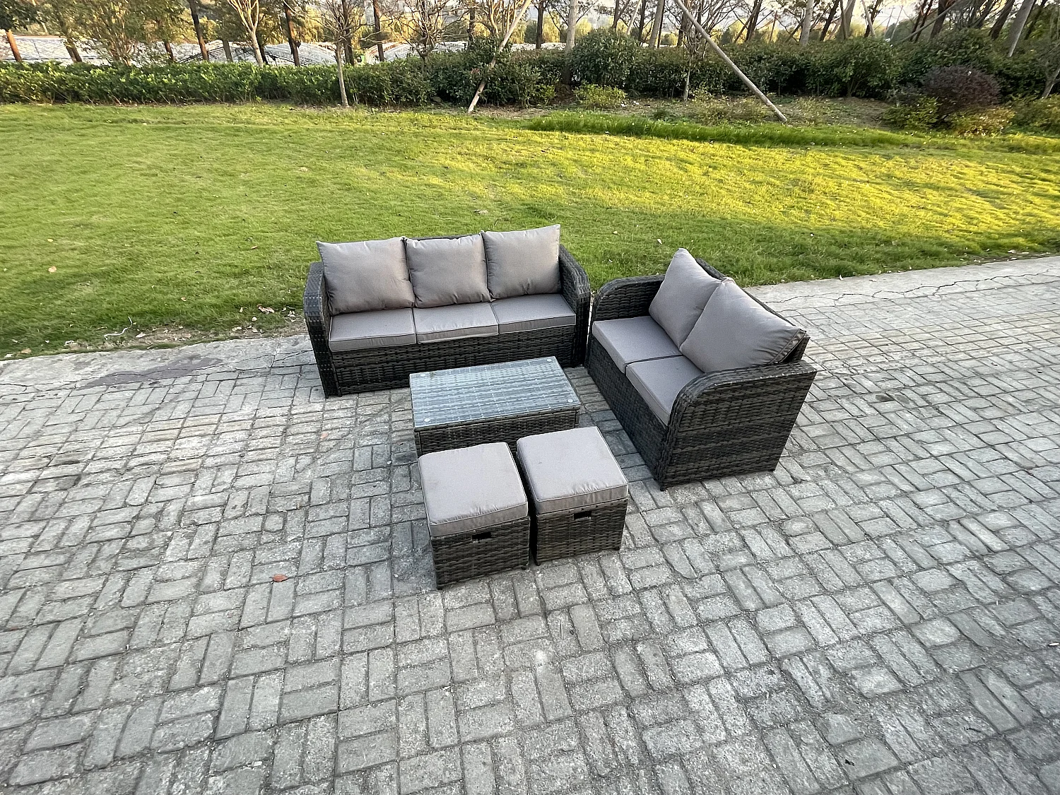 7-Sitzer Hoher Rücken Rattan Gartenmöbel Sets mit Rechteckiger Couchtisch 3-Sitzer Sofa Love Sofa 2 kleine Fußhockern