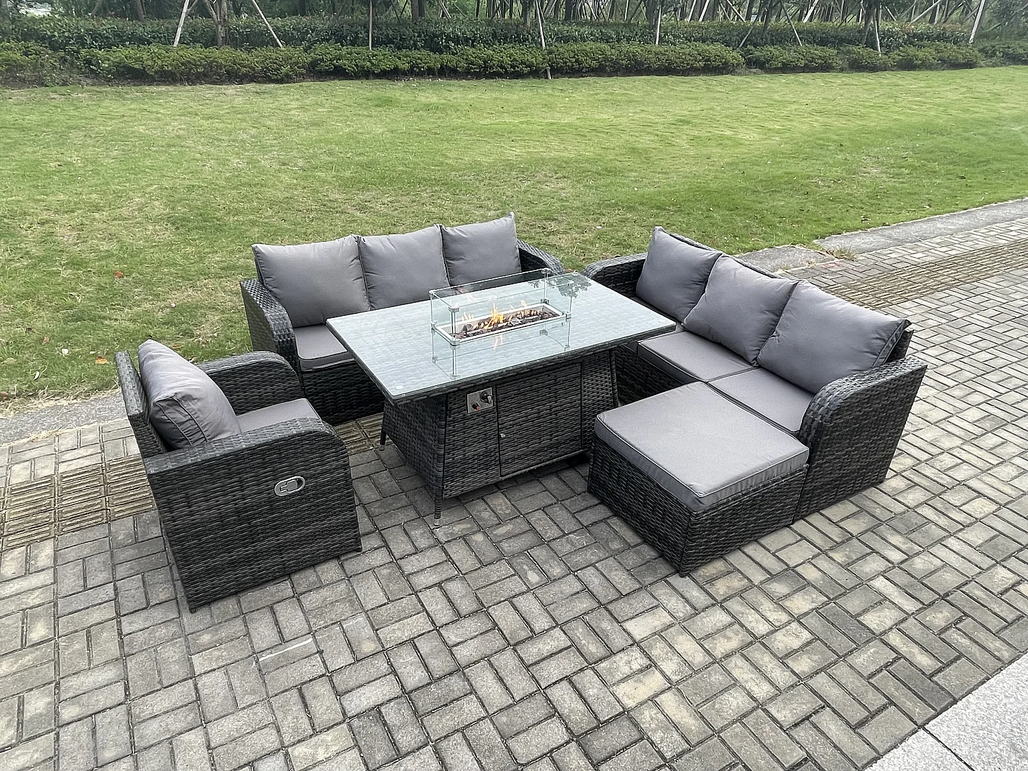 Rattan Gartenmöbel Set im Balkon Gas Feuerstelle Tisch Liegestühle 3-Sitzer Sofa Sets mit 2 Großer Hockern 8-Sitzer