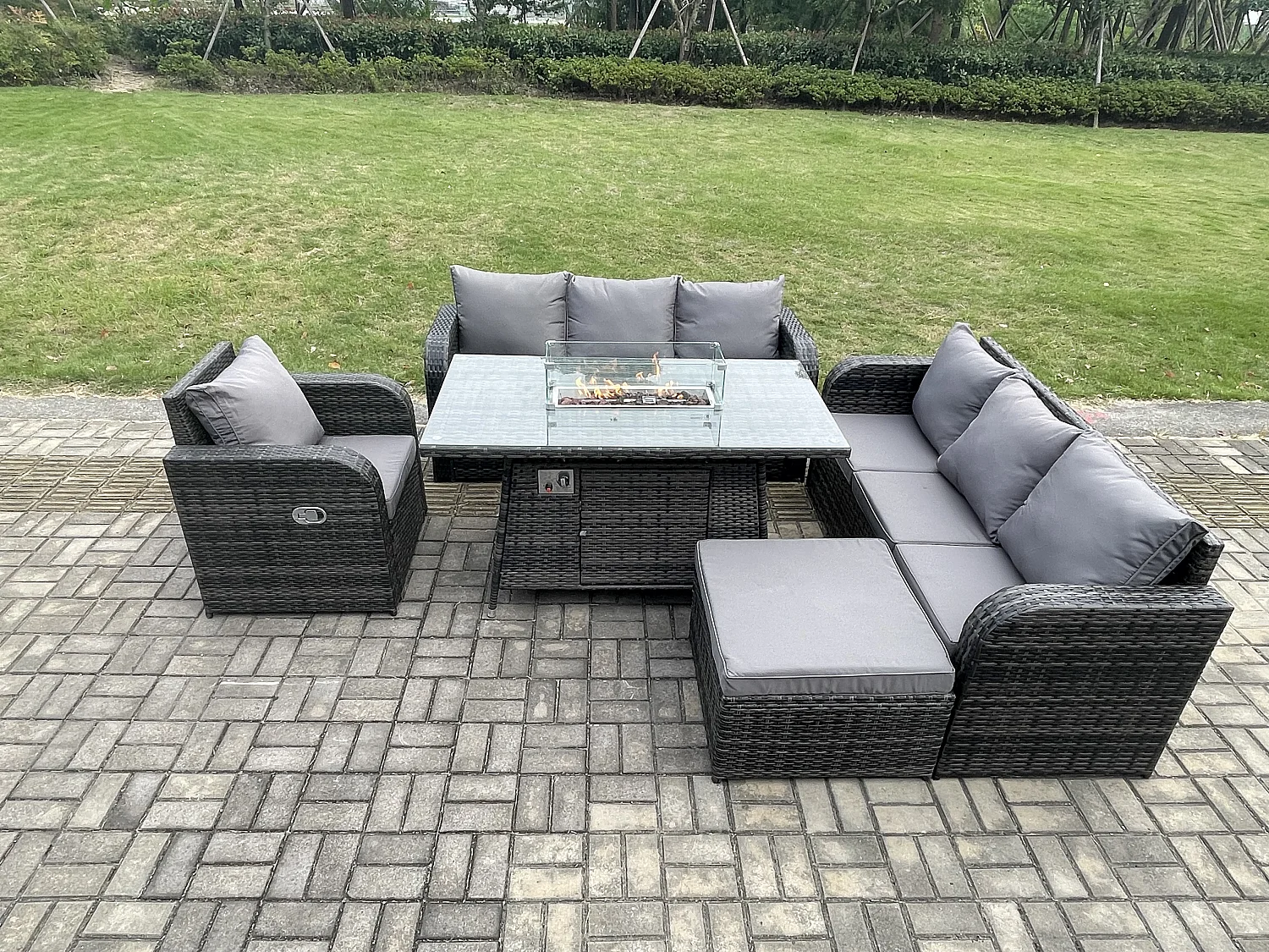 Rattan Gartenmöbel Set im Balkon Gas Feuerstelle Tisch Liegestühle 3-Sitzer Sofa Sets mit 2 Großer Hockern 8-Sitzer