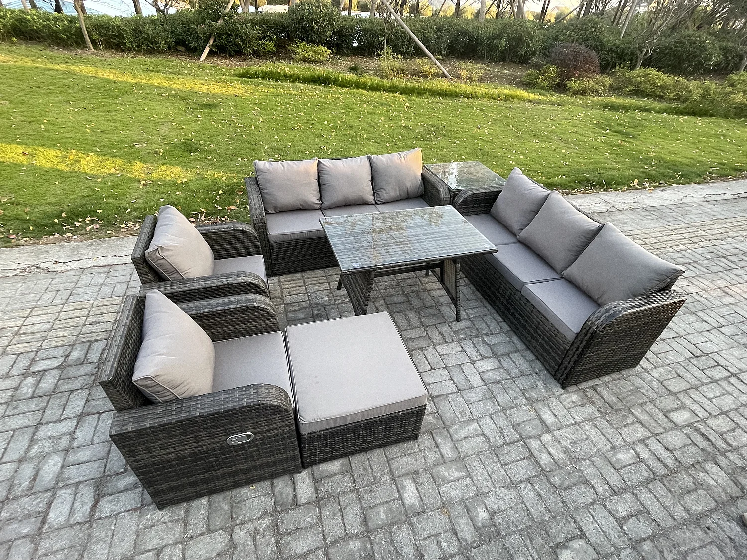 9-Sitzer Rattan Gartenmöbel Sofa Set Tisch & Stühle Set mit 3-Sitzer Sofa Rechteckiger Esstisch 2 Großer Hockern Beistelltisch Dunkelgrau Gemischt