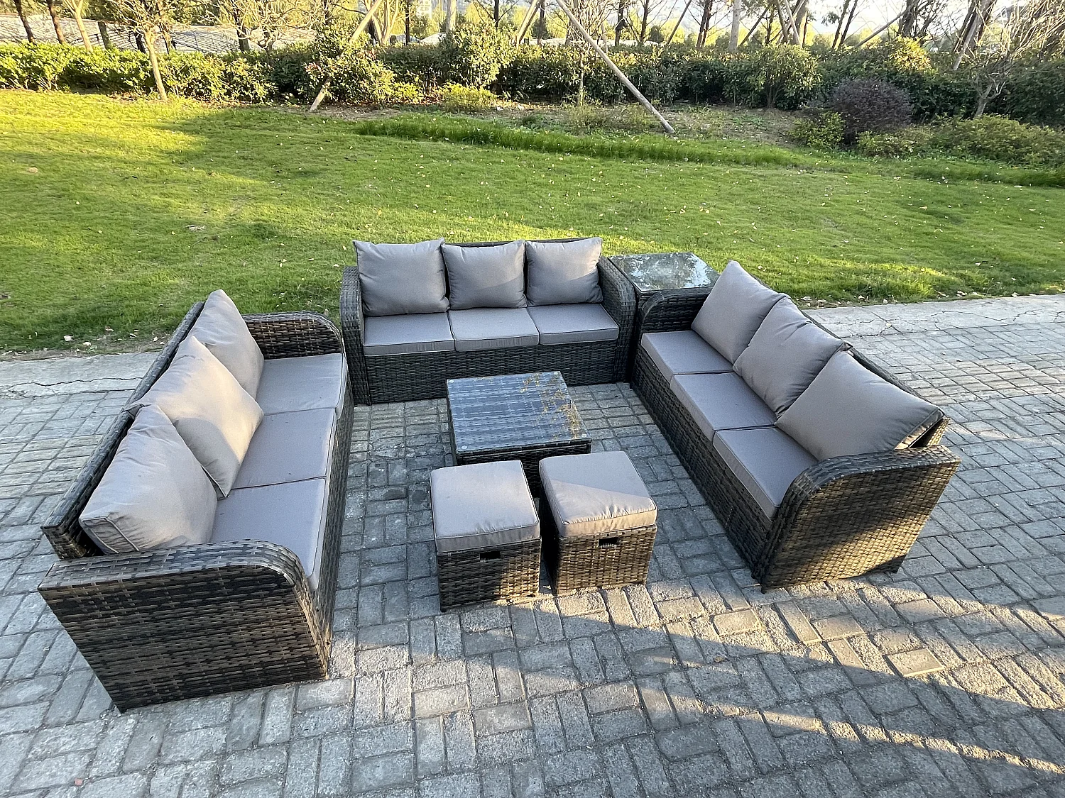 Rattan Gartenmöbel Set im Balkon Set Patio Garten Sofa Set mit Beistelltisch Quadratischer Couchtisch 3-Sitzer Sofa Dunkelgrau Gemischt