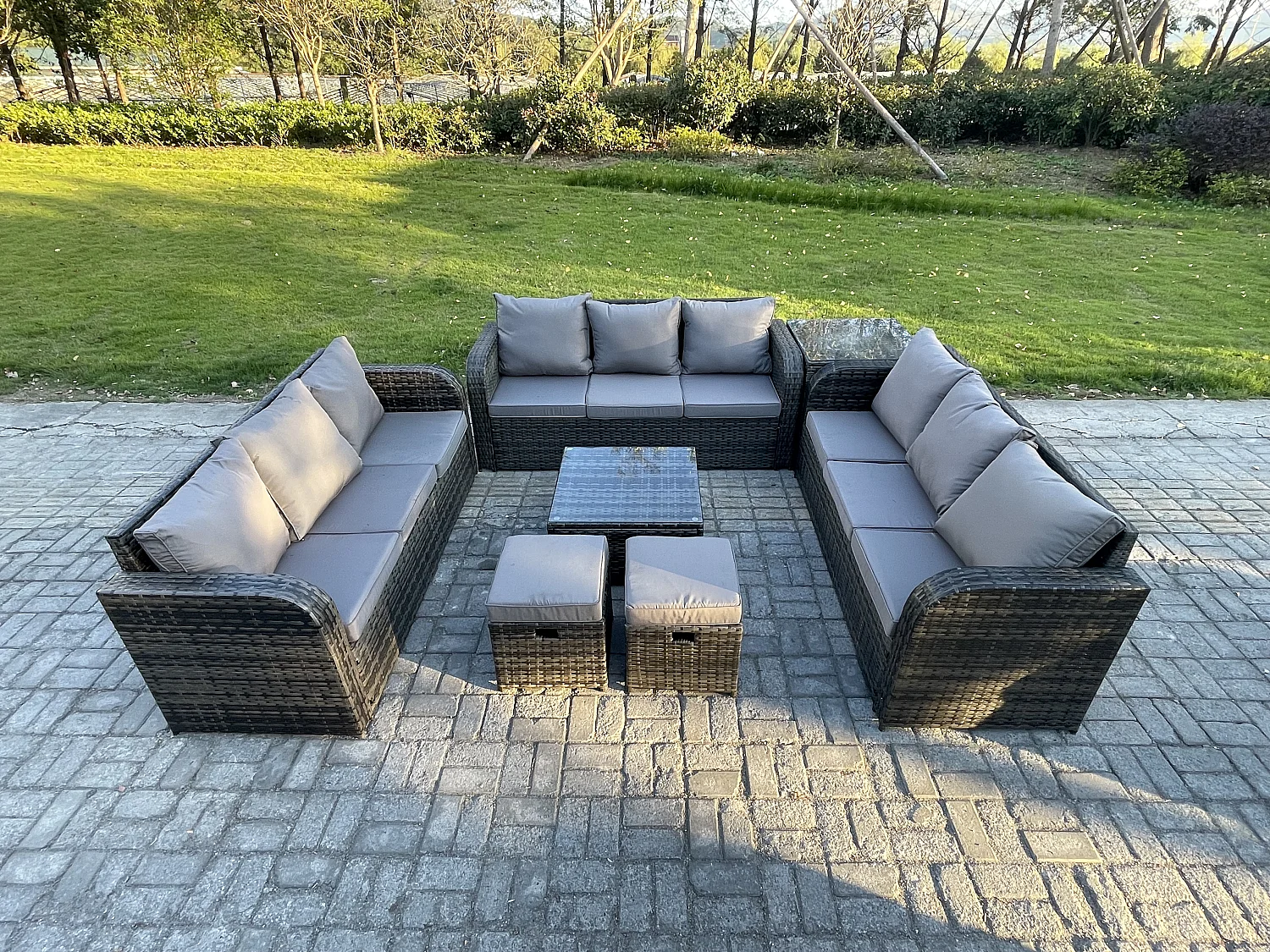 Rattan Gartenmöbel Set im Balkon Set Patio Garten Sofa Set mit Beistelltisch Quadratischer Couchtisch 3-Sitzer Sofa Dunkelgrau Gemischt