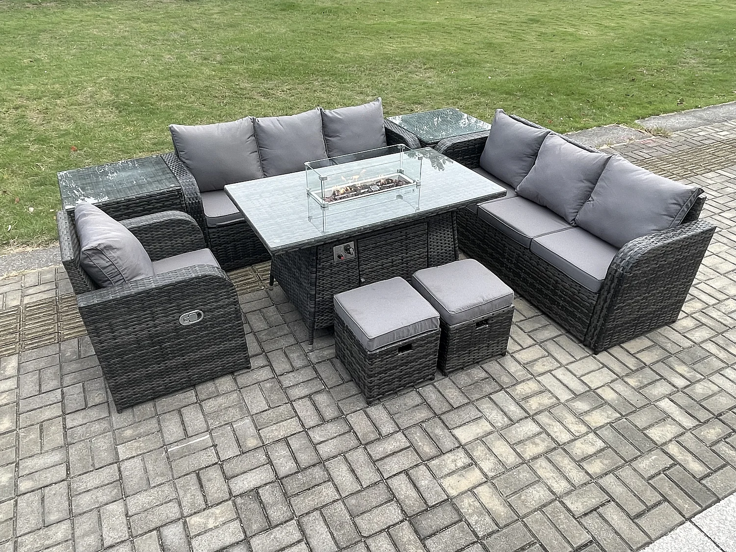 9-Sitzer Polyrattan Gartenmöbel Set Gas Feuerstelle Esstisch Liegestühle 3-Sitzer Sofa Set mit Beistelltisch 2 kleine Fußhockern