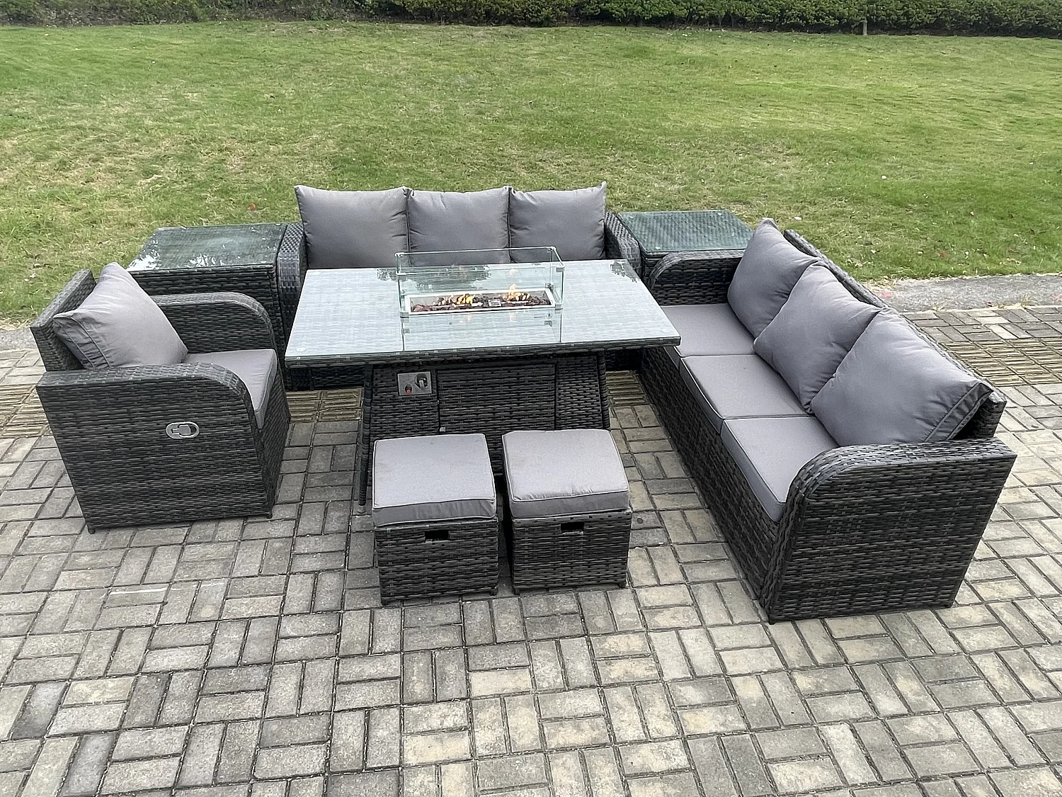 9-Sitzer Polyrattan Gartenmöbel Set Gas Feuerstelle Esstisch Liegestühle 3-Sitzer Sofa Set mit Beistelltisch 2 kleine Fußhockern