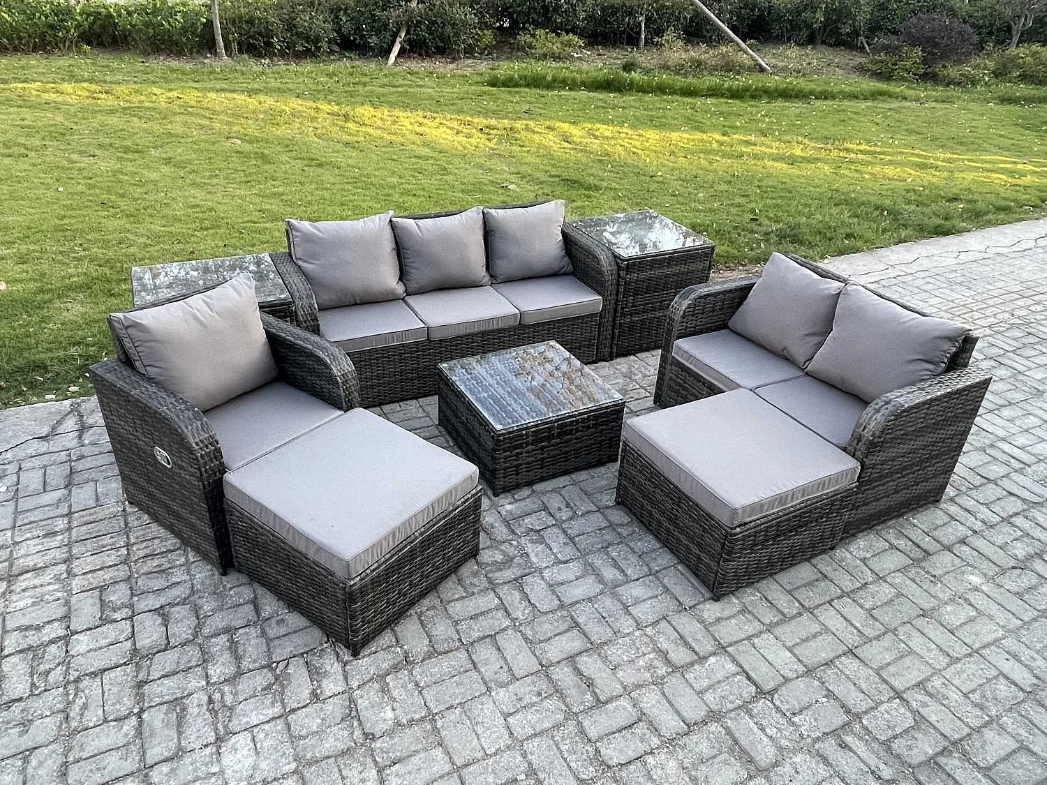 Rattan-Gartenmöbel 8-Sitzer Set Patio Tisch Sofa Stuhl Set mit Graue Kissen 2 Beistelltischen 2 hohen Hockern