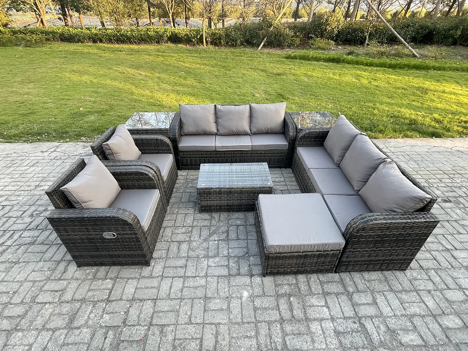Rattan Gartenmöbel Sofa Set Tisch & Stühle Set mit 3-Sitzer Sofa Liegestühle 2 Beistelltisch 2 Großer Hockern Dunkelgrau Gemischt
